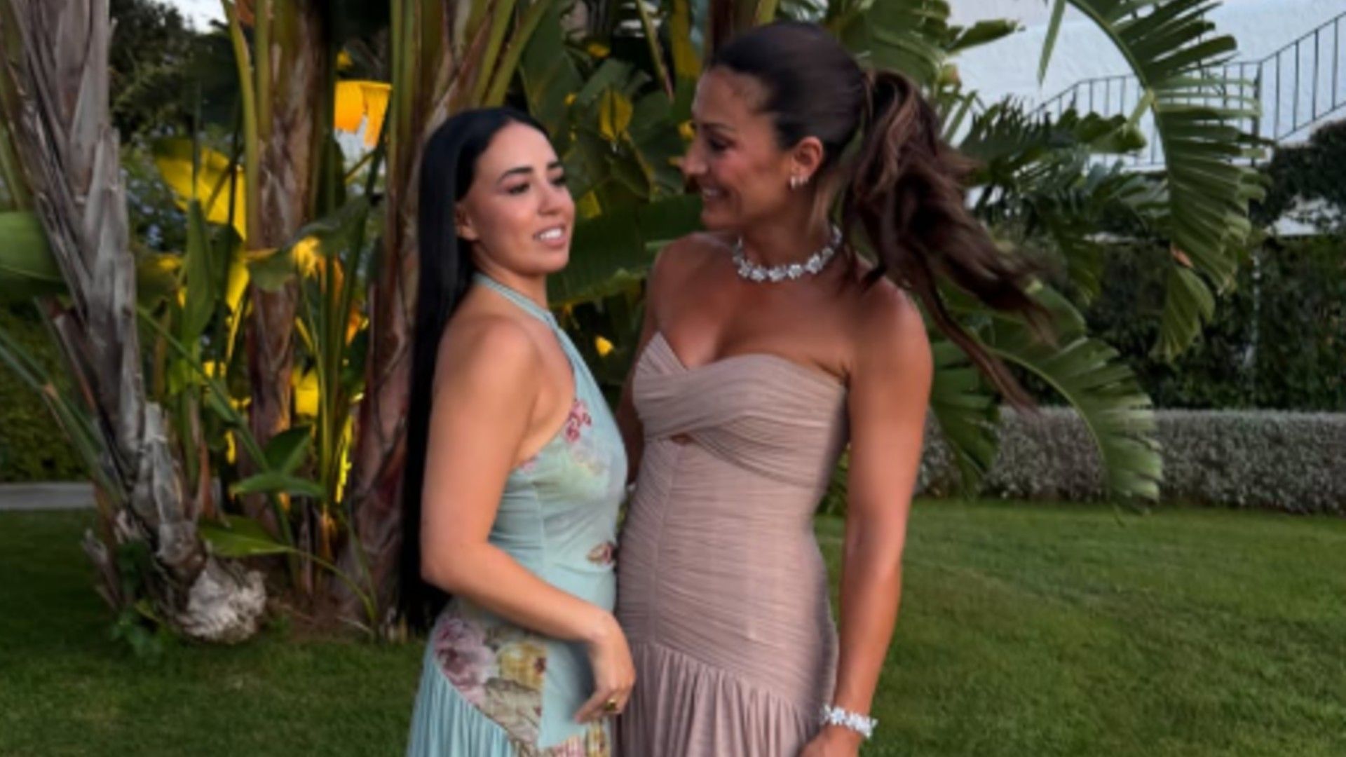Nagore Robles y Carla Flila, juntas en la reboda de Dulceida y Alba Paul Nagore Robles y Carla Flila, juntas en la reboda de Dulceida y Alba Paul