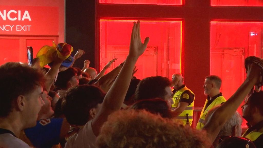 Protestas de la afición del Valencia a la salida del Sánchez-Pizjuán