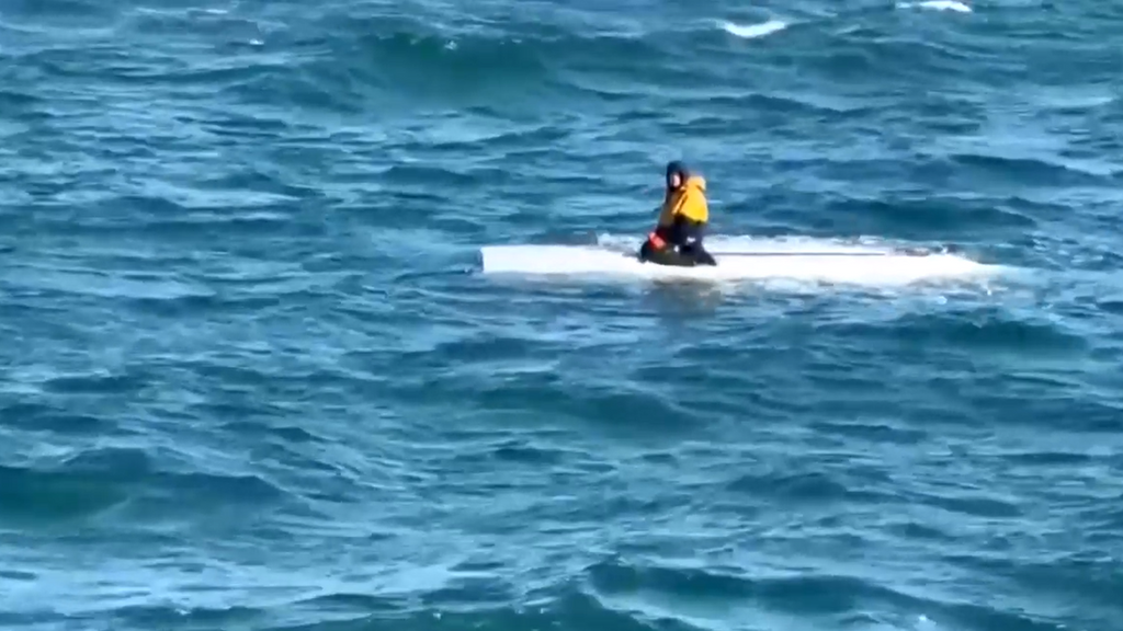 Rescatan con vida a un menor que pasó tres días a la deriva tras volcar su barca en Alaska: su hermano y su primo fallecieron