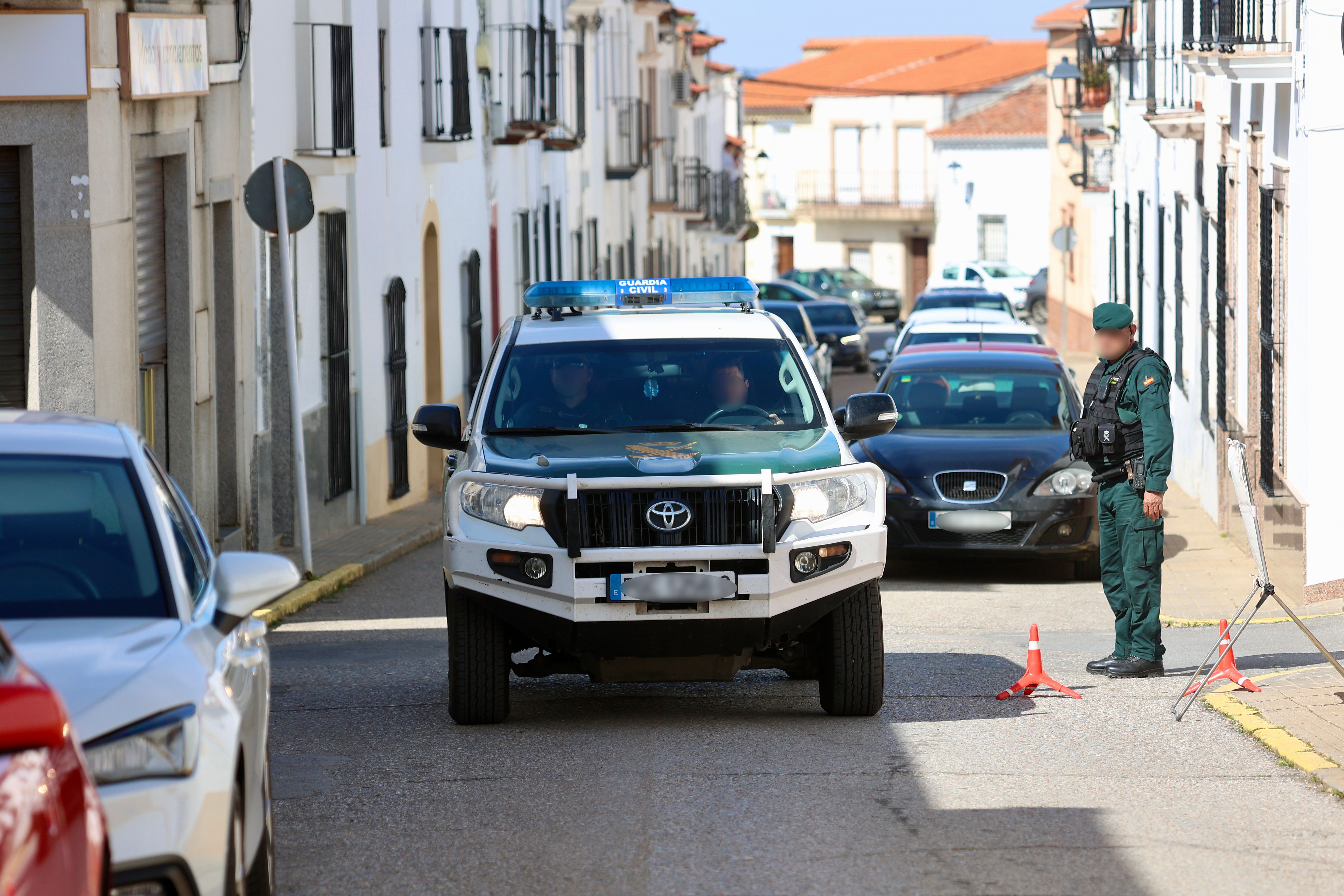Agentes en las proximidades de la casa donde hallaron los restos de Francisca Cadenas