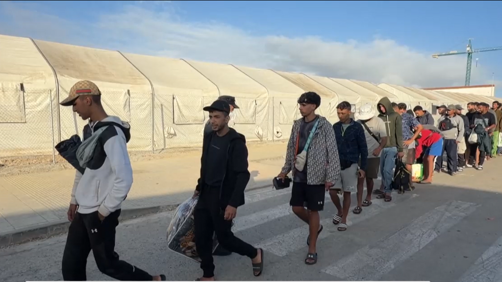 Así se ha trasladado a 860 migrantes a una nueva instalación acondicionada en Ceuta