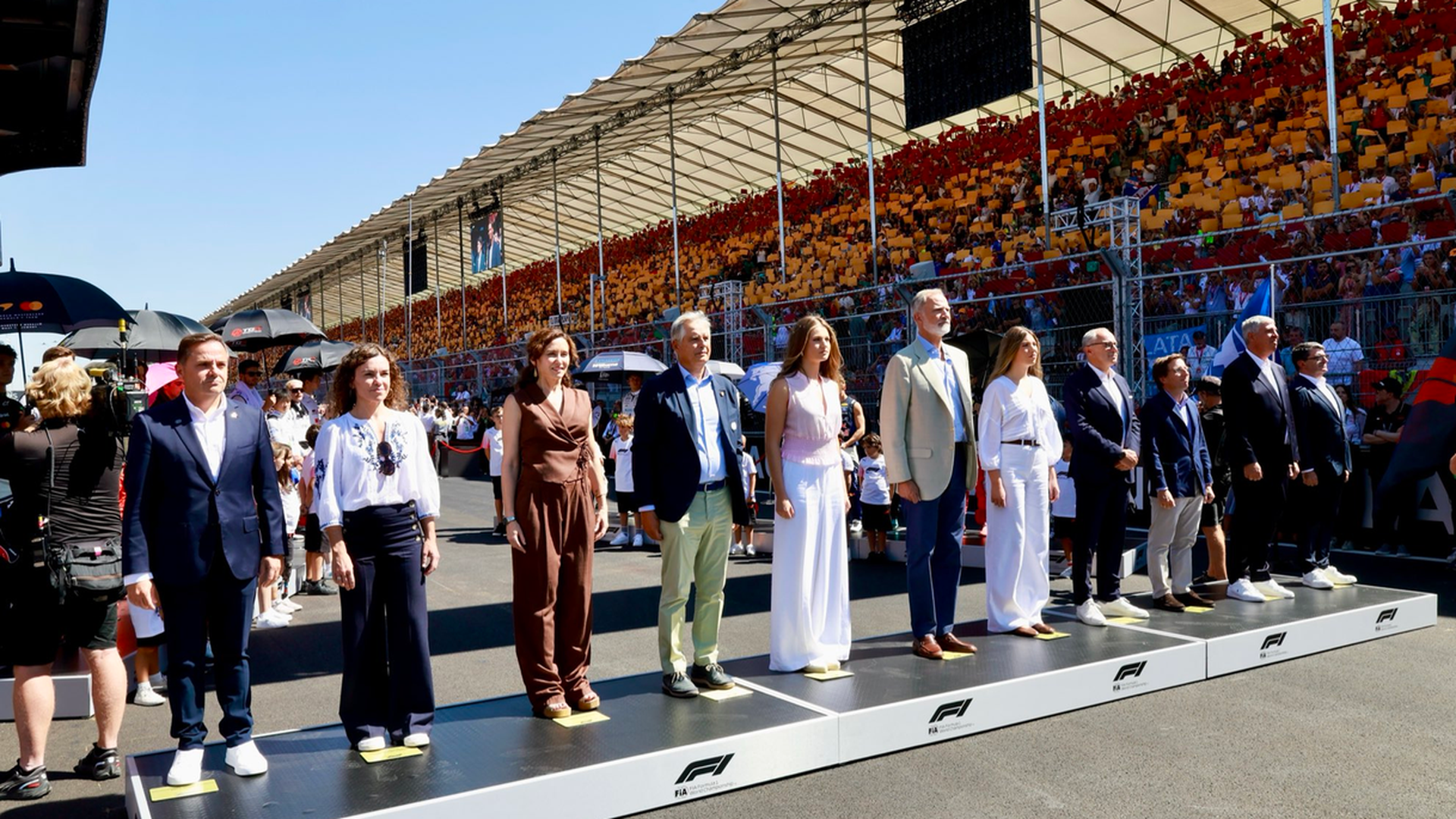 El rey Felipe con sus hijas en una imagen con las autoridades presentes en el GP de España.