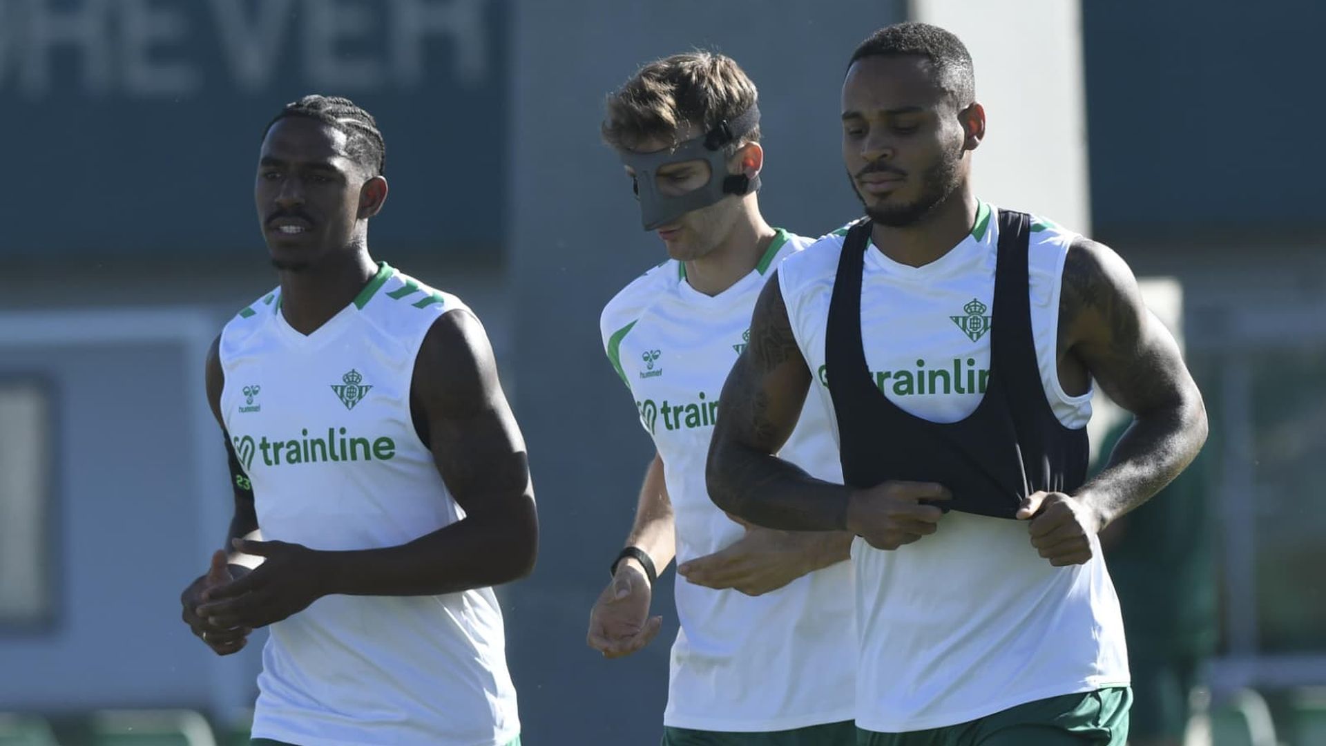 Diego Llorente entrena con una máscara con el Betis Diego Llorente entrena con una máscara con el Betis