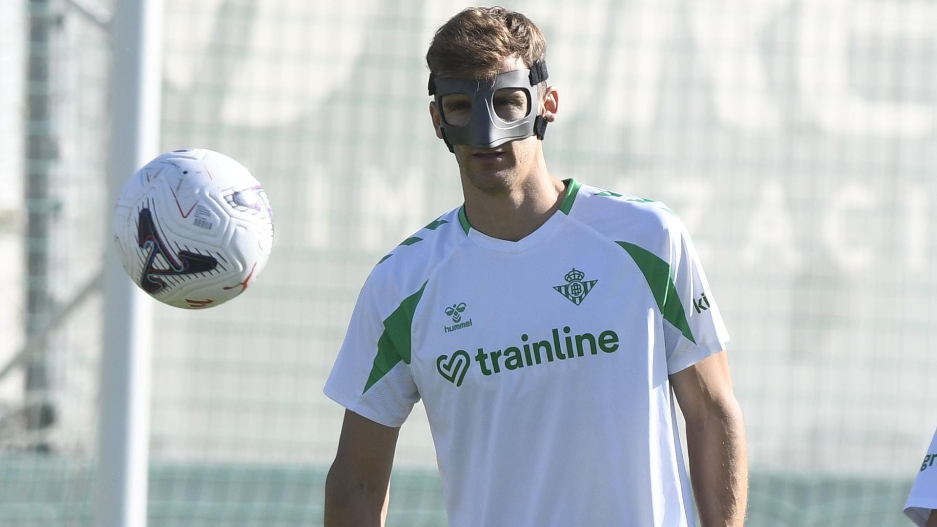 Diego Llorente, entrenando con máscara con el Betis