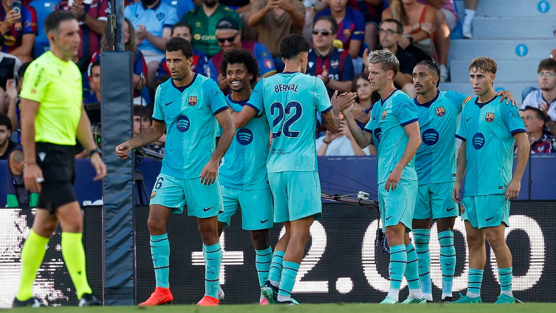 El FC Barcelona celebra uno de los goles al Levante El FC Barcelona celebra uno de los goles al Levante