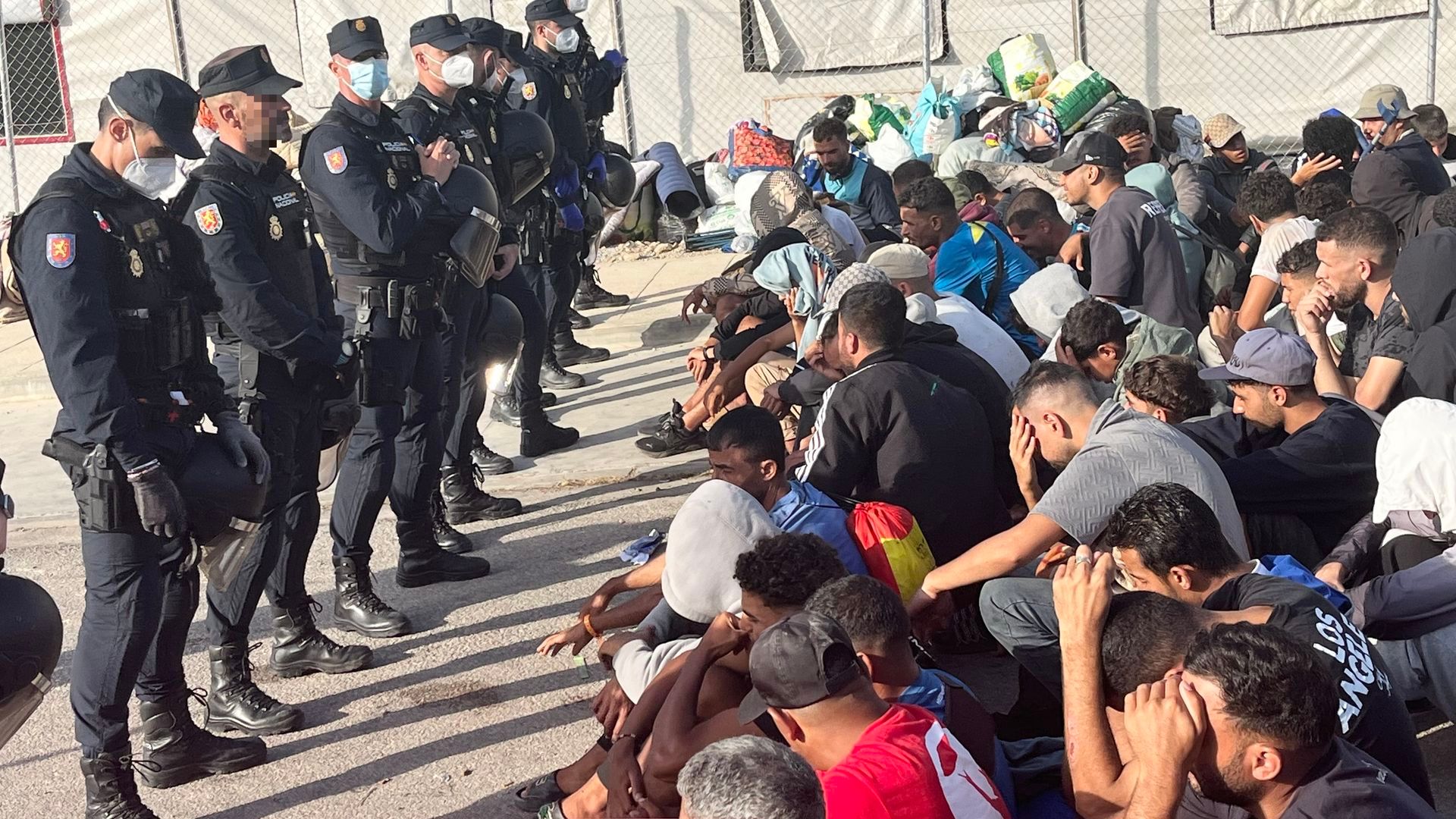 El Gobierno de Ceuta pide el "desalojo urgente" del asentamiento de migrantes junto a la planta desaladora El Gobierno de Ceuta pide el "desalojo urgente" del asentamiento de migrantes junto a la planta desaladora