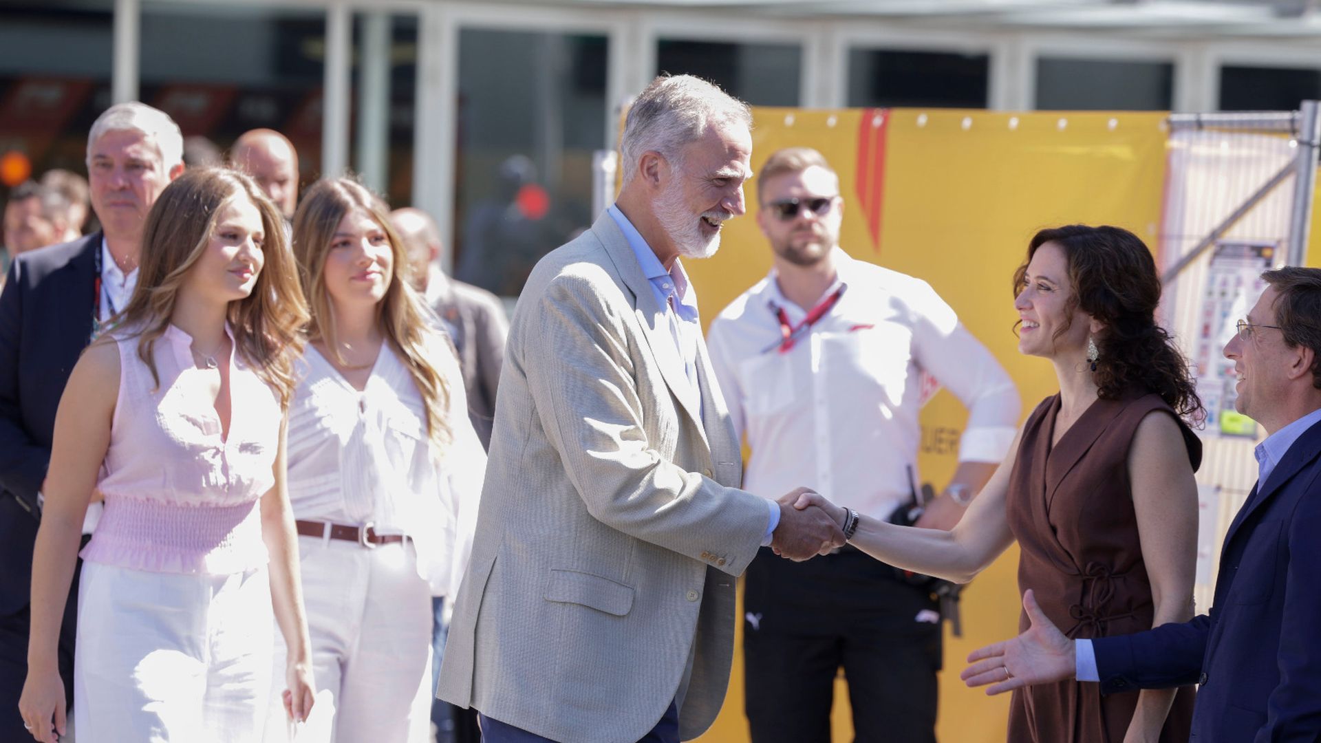 Felipe VI saludando a Isabel Díaz Ayuso y sus hijas por detrás Felipe VI saludando a Isabel Díaz Ayuso y sus hijas por detrás