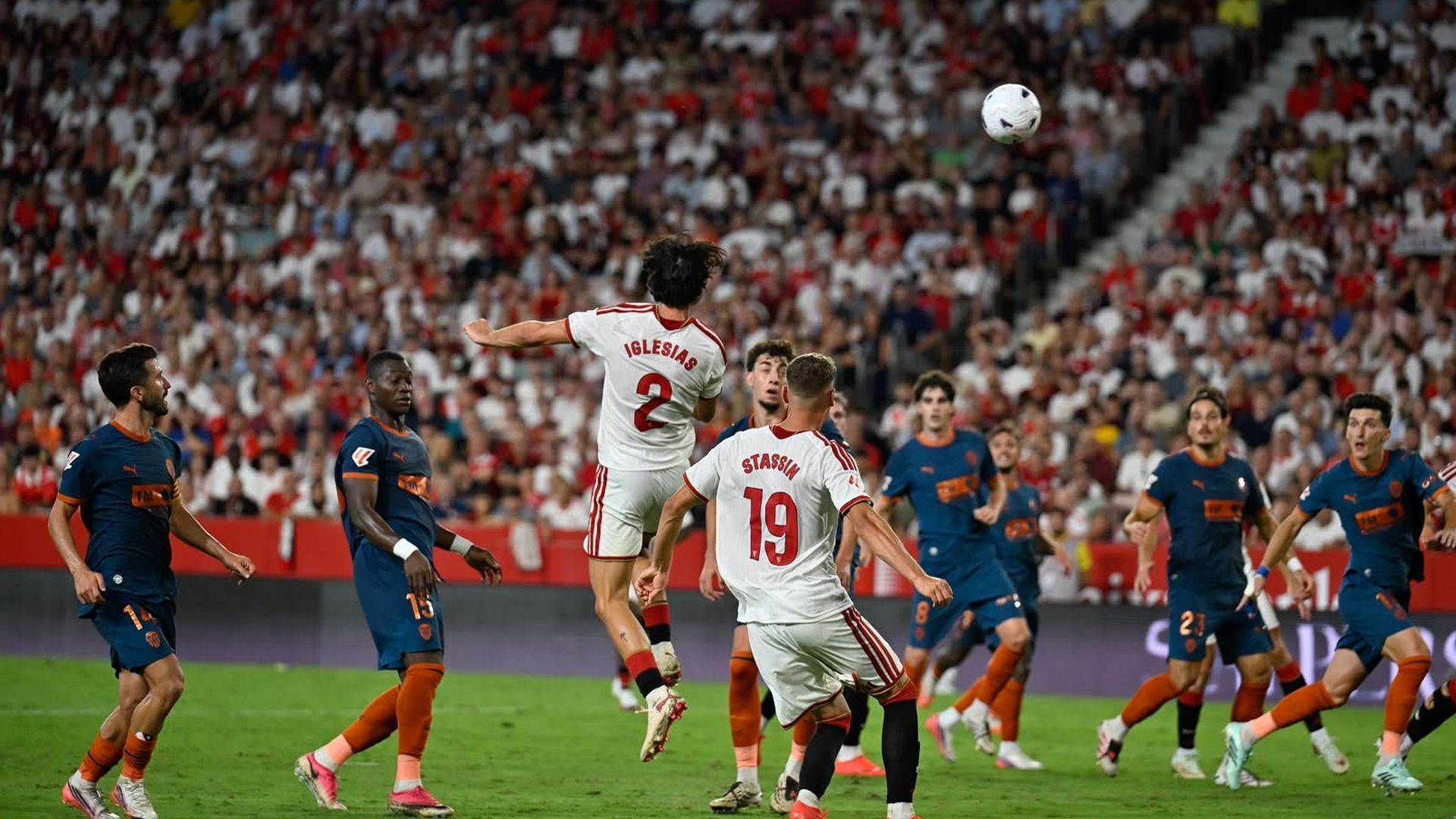 Juan Iglesias remata para hacer su gol al Valencia Juan Iglesias remata para hacer su gol al Valencia
