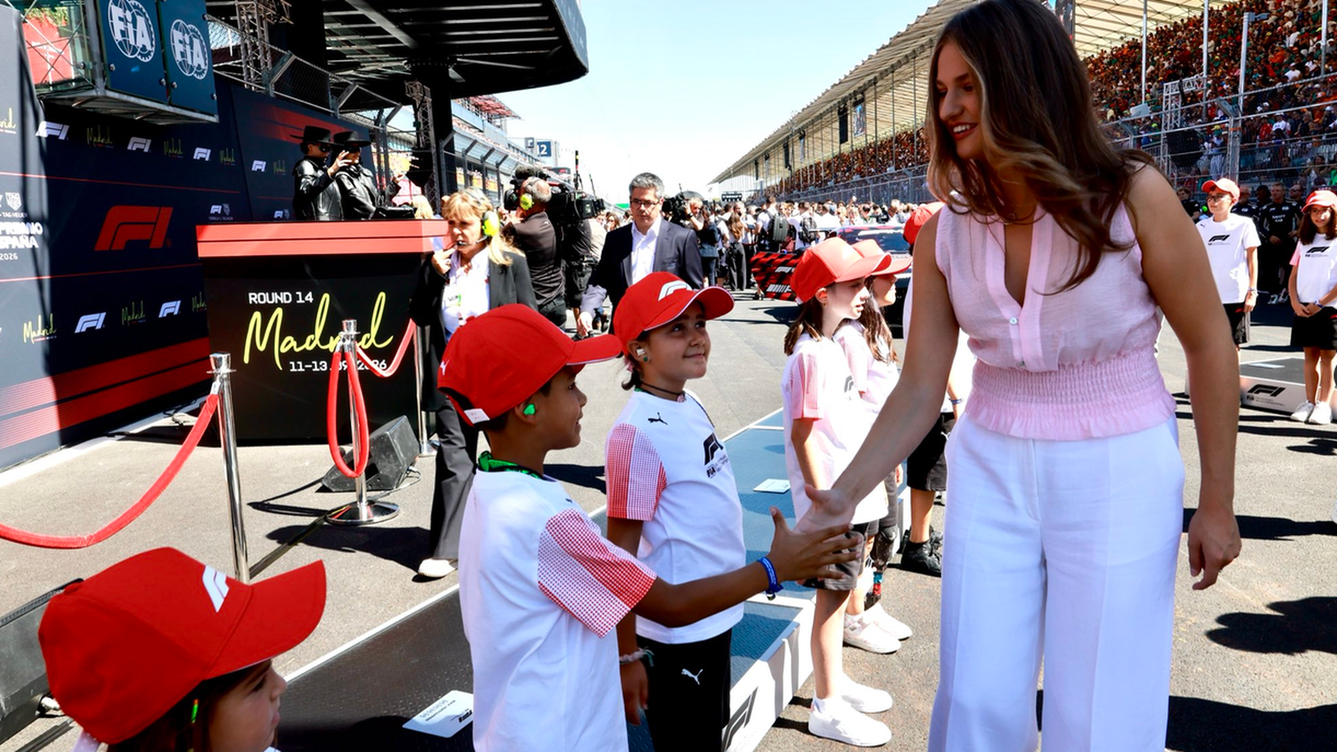 La princesa Leonor saluda a unos niños durante del GP de España celebrado en Madrid