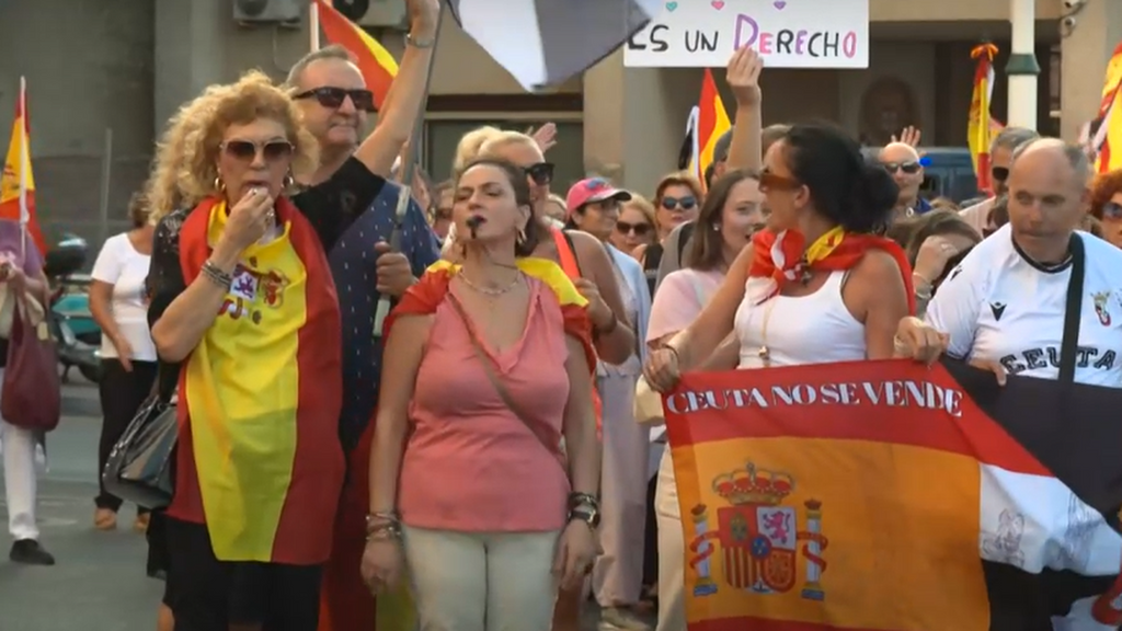 Mujeres y niñas de Ceuta salen a la calle para pedir la vuelta a la normalidad: "Queremos volver tranquilas a casa"