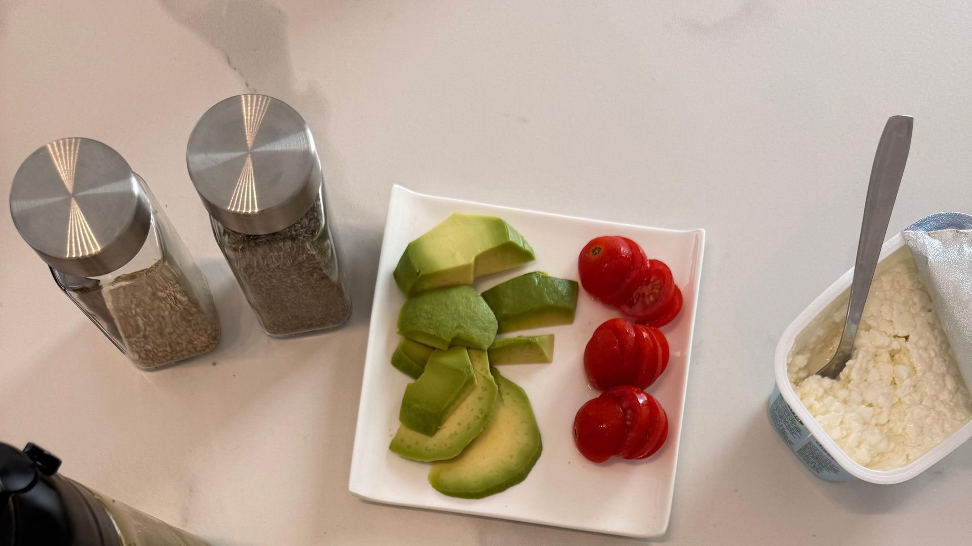 Aguacate, queso, toma y aceite de oliva para tu tostada