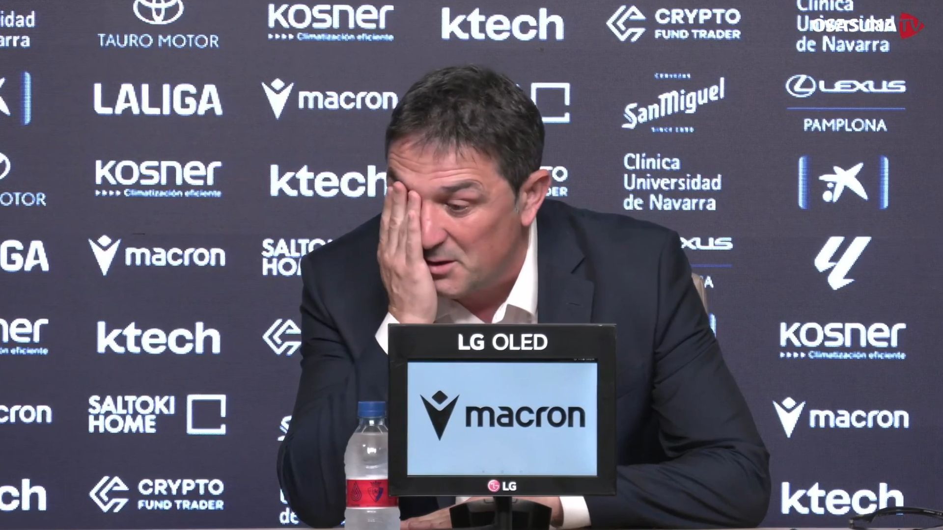 Braulio Vázquez llora en su despedida de Osasuna Braulio Vázquez llora en su despedida de Osasuna