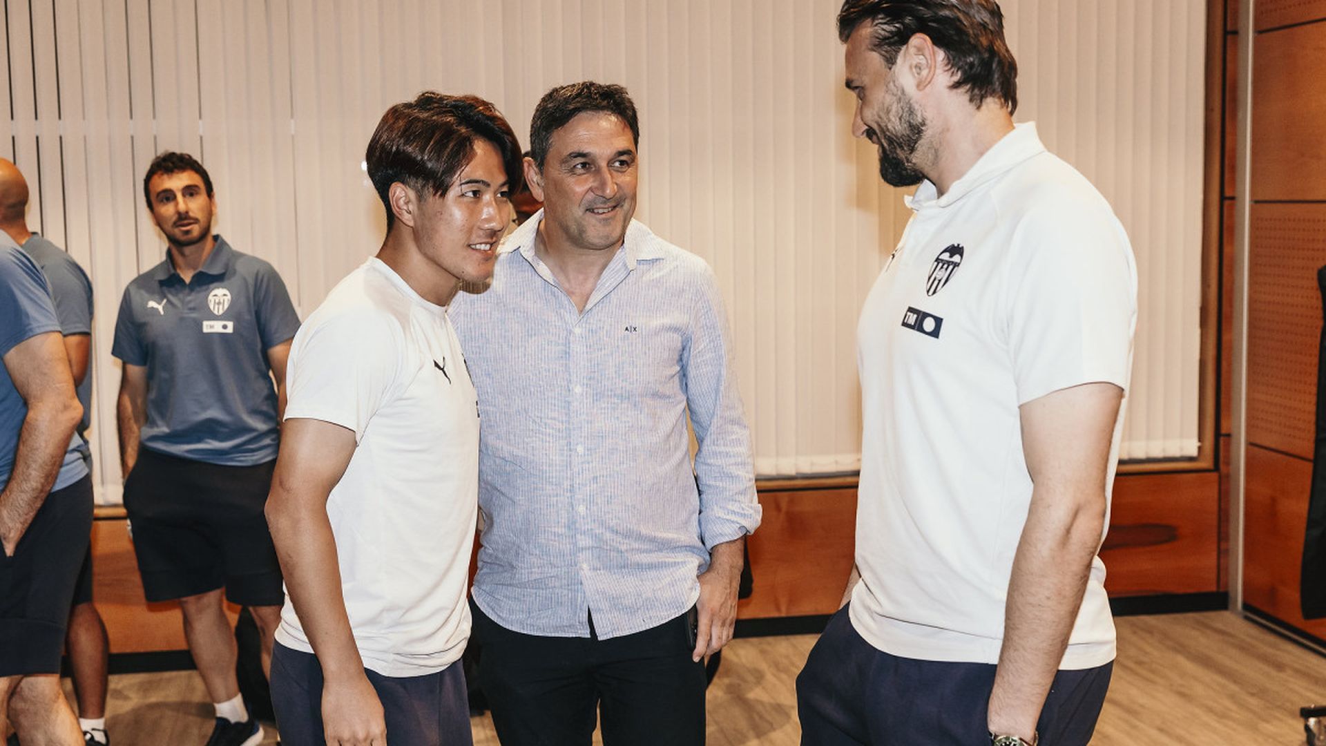Braulio Vázquez saluda a los jugadores del Valencia CF