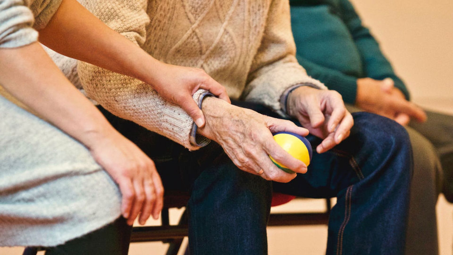 Cómo cuidar de los padres: diferencias entre centros de día, acompañamiento, residencias o vivir con ellos Cómo cuidar de los padres: diferencias entre centros de día, acompañamiento, residencias o vivir con ellos