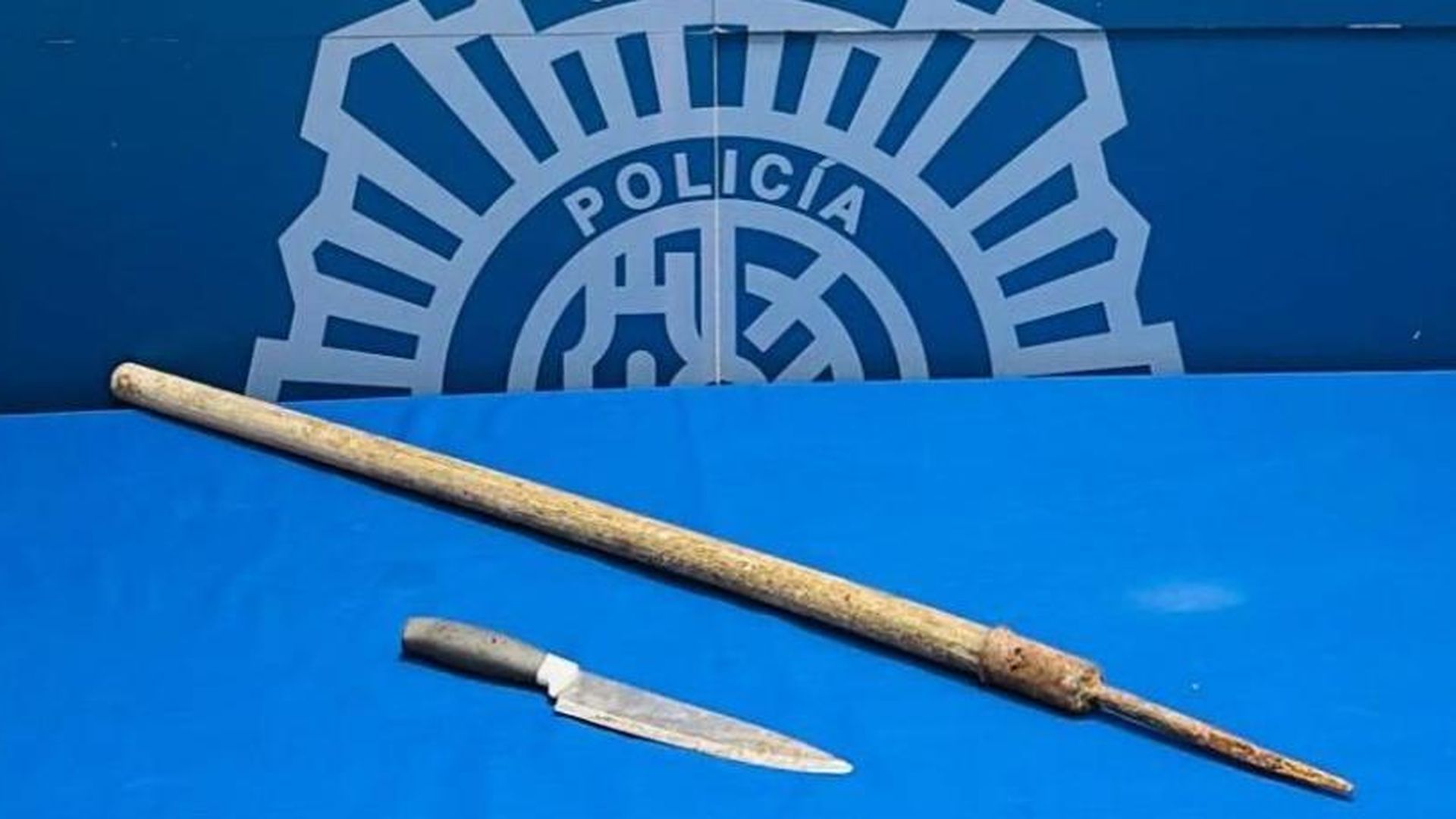 Detenido un delincuente con 33 antecedentes por amenazar a su familia con un cuchillo y una lanza en Huesca Detenido un delincuente con 33 antecedentes por amenazar a su familia con un cuchillo y una lanza en Huesca