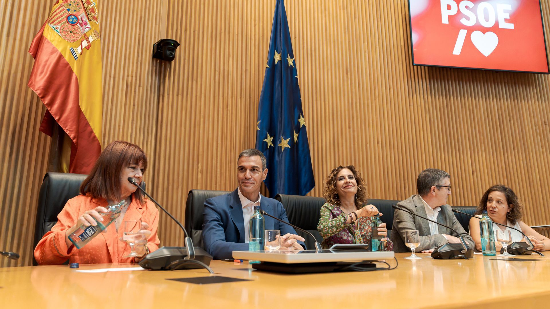 El PSOE cae dos puntos tras la crisis de Ceuta, pero mantiene 5,5 puntos de ventaja sobre PP, según el CIS, que apunta a un alza de Vox El PSOE cae dos puntos tras la crisis de Ceuta, pero mantiene 5,5 puntos de ventaja sobre PP, según el CIS, que apunta a un alza de Vox