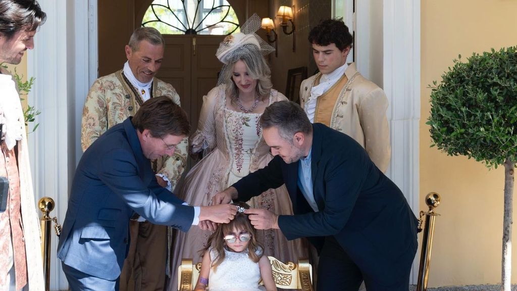 Ely, con seis años y un tumor cerebral, cumple su sueño de convertirse en princesa: nombrada por Almeida y coronada por Jorge Blass