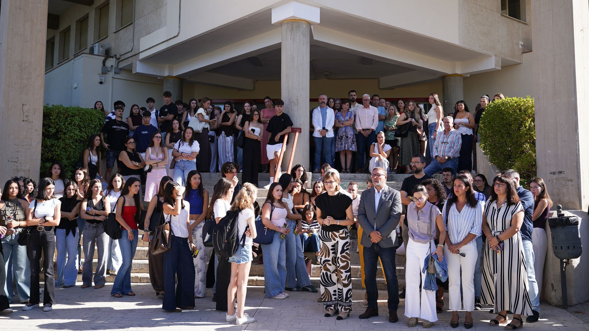 Emotivo minuto de silencio en la Universidad de Granada por la española asesinada en México: "Nos hubiera gustado preparar al alumnado sobre la muerte de su compañera" Emotivo minuto de silencio en la Universidad de Granada por la española asesinada en México: "Nos hubiera gustado preparar al alumnado sobre la muerte de su compañera"