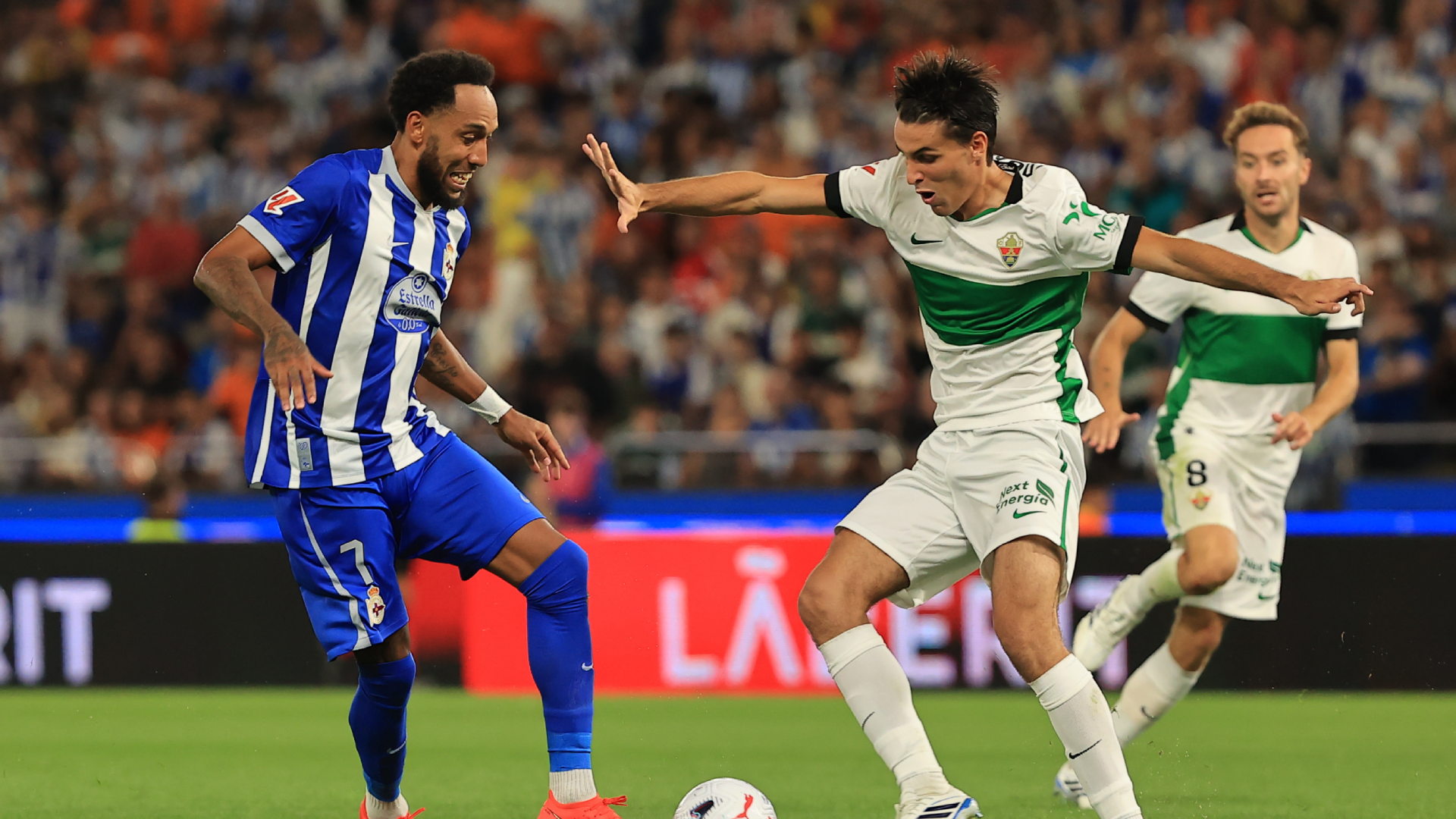 Federico Redondo, ante Aubameyang en el Deportivo-Elche