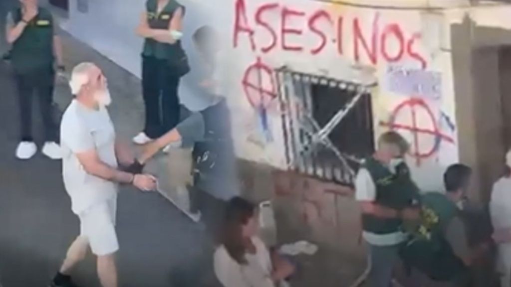La mirada fija de Manuel, detenido por el crimen de Francisca Cadenas, al ver las pintadas de "asesinos" en la fachada de su casa en Hornachos