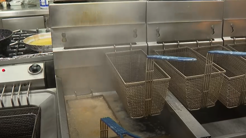 Reino Unido va a prohibir el uso de freidoras en los comedores escolares: adiós al fish and chips