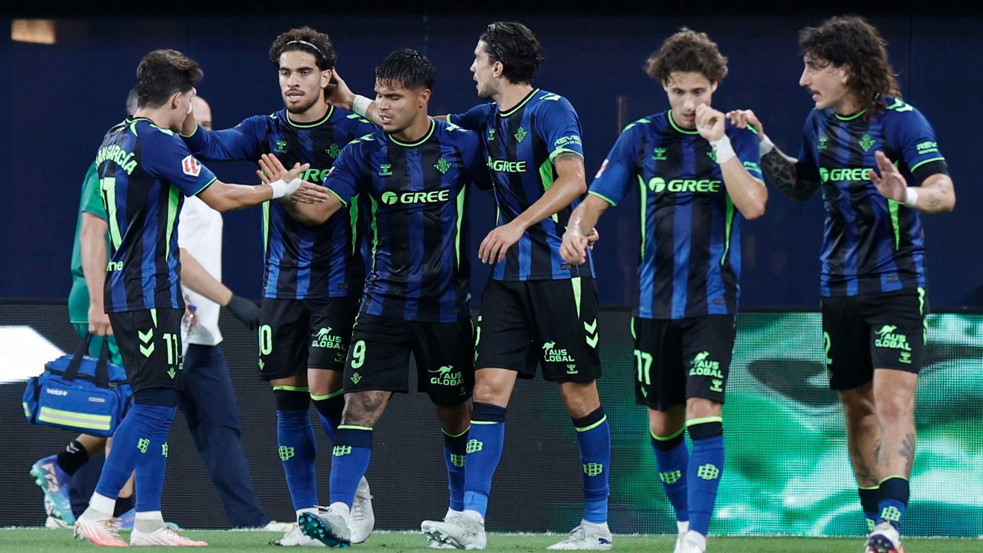 Los jugadores del Betis celebran el gol del Cucho