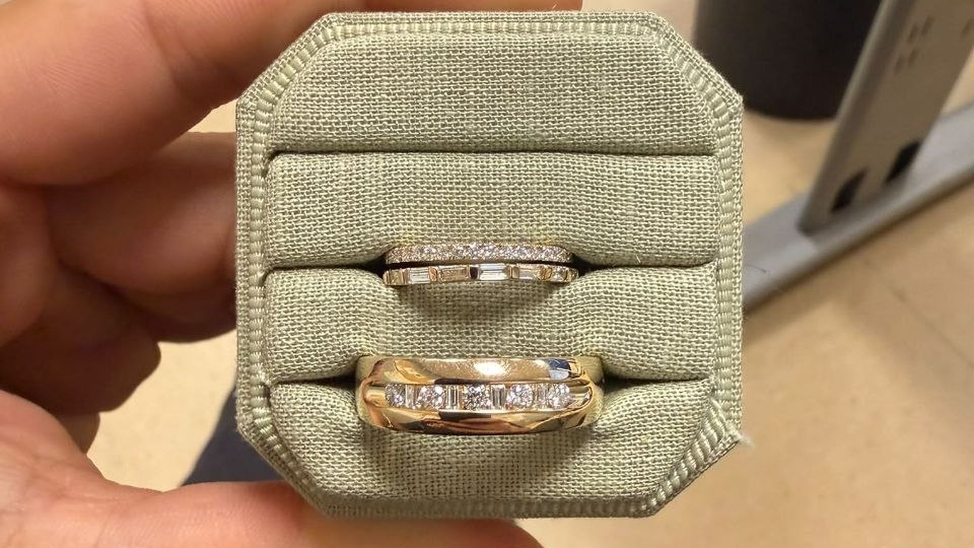 Los Mossos recuperan los trajes de novios y las alianzas robadas a una pareja en el Prat de Llobregat, Barcelona Los Mossos recuperan los trajes de novios y las alianzas robadas a una pareja en el Prat de Llobregat, Barcelona