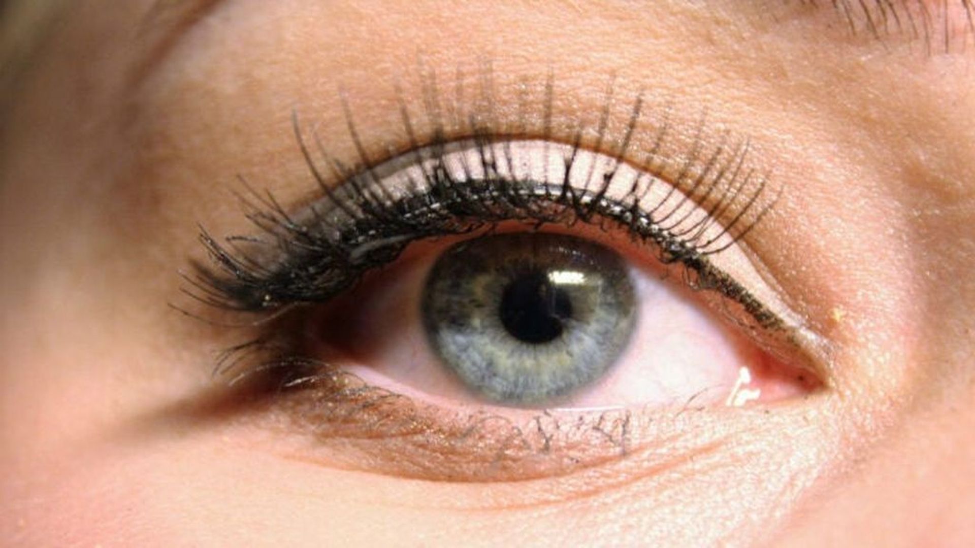 Los piojos se acomodan también en las pestañas postizas