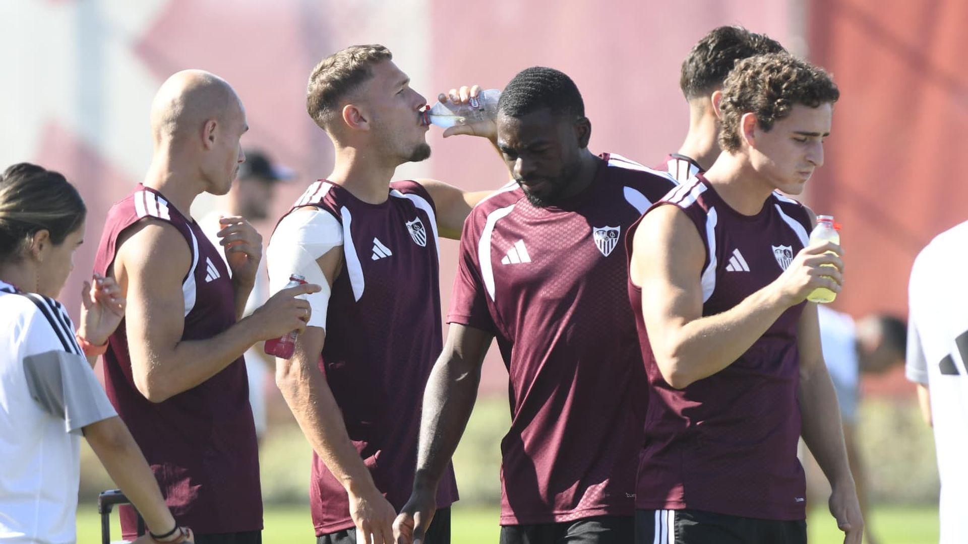 Lucas Stassin, con un vendaje, en el entrenamiento del Sevilla de este lunes