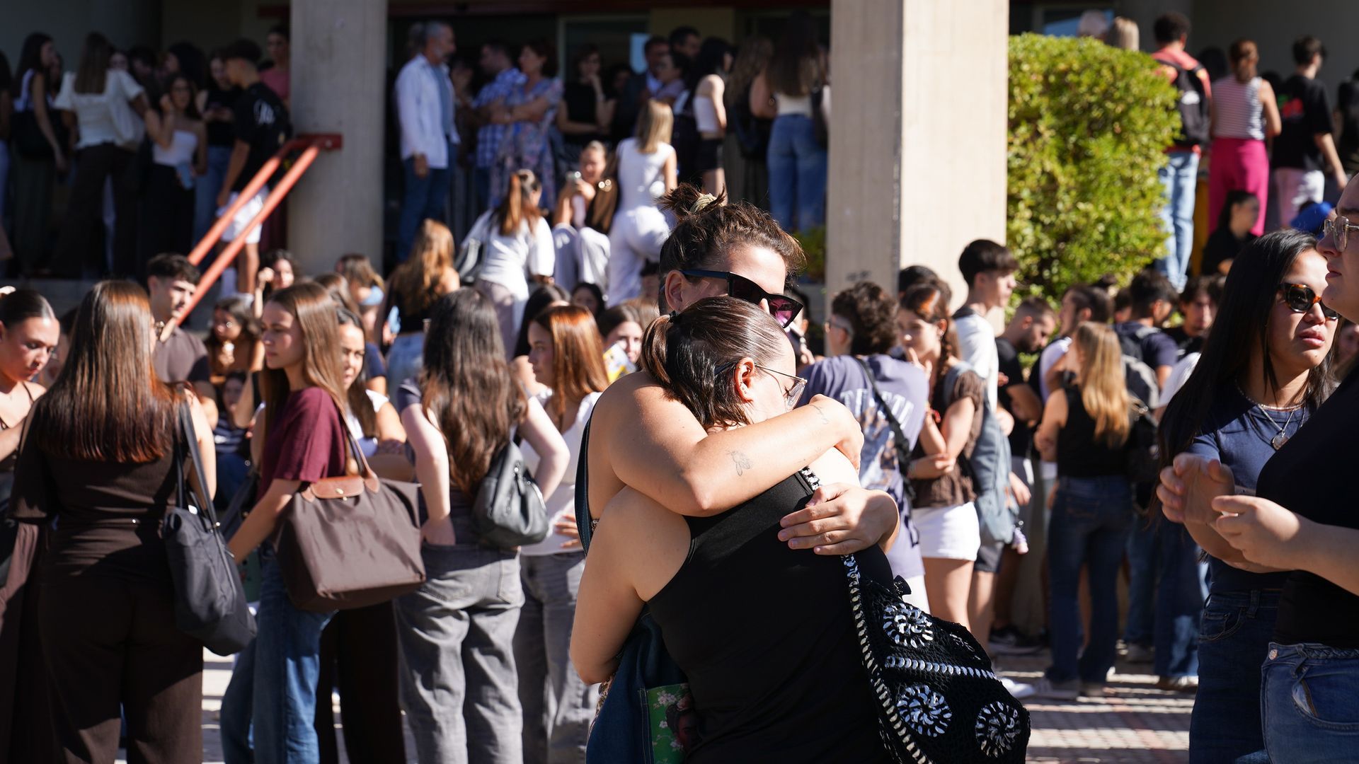 Minuto de silencio en la Universidad de Granada por la muerte de Claudia, la joven española asesinada en México Minuto de silencio en la Universidad de Granada por la muerte de Claudia, la joven española asesinada en México