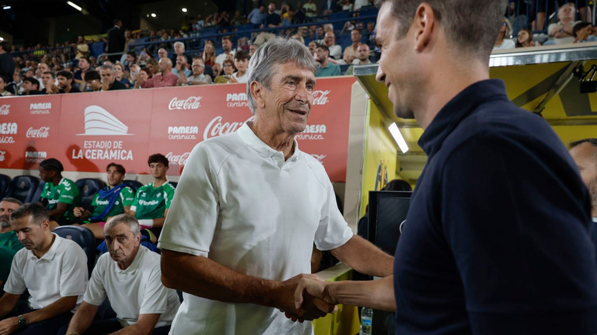 Pellegrini saluda a Iñigo Pérez en el Villarreal - Betis