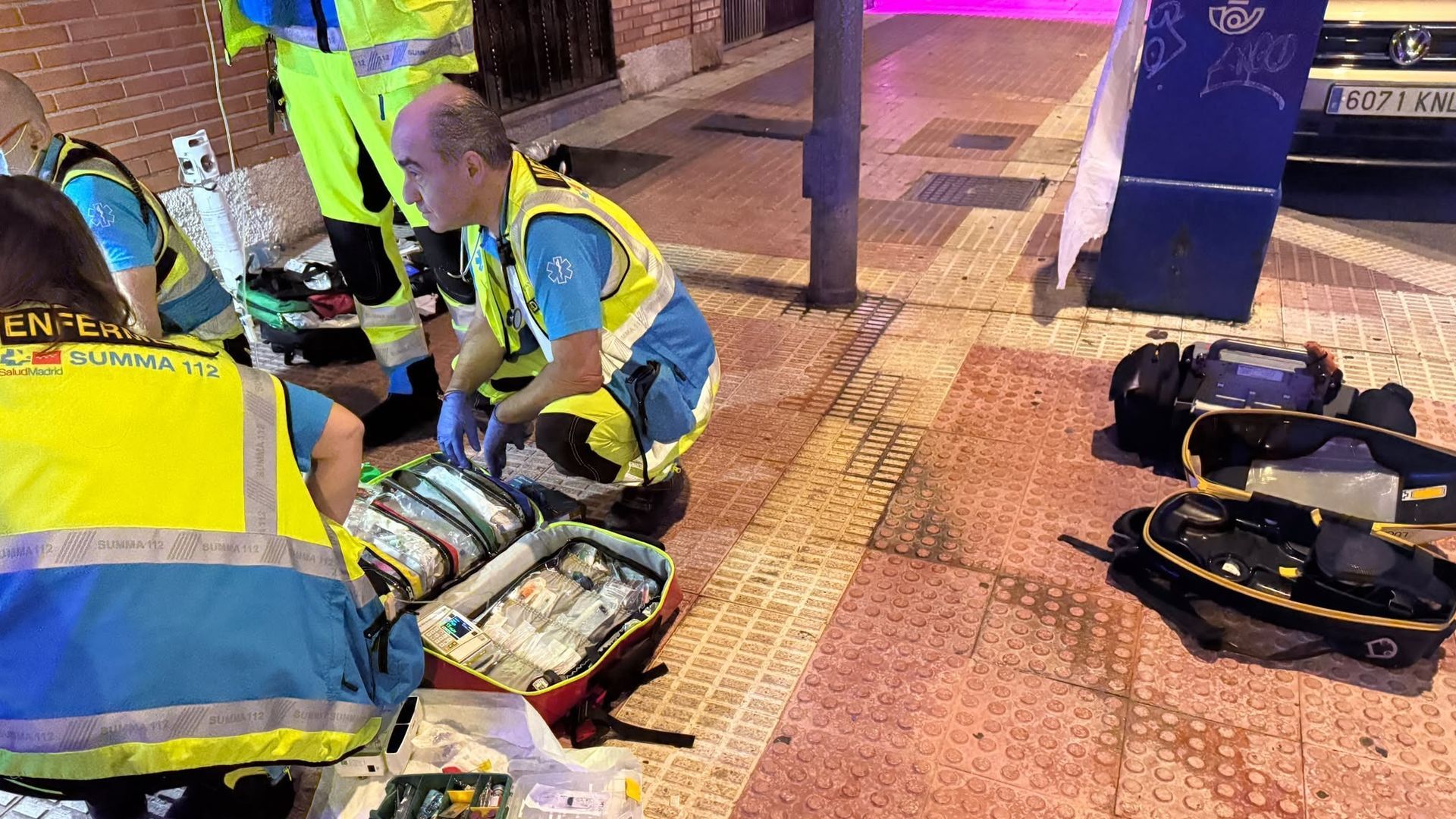 Sanitarios asistiendo a las víctimas de la reyerta en Parla, Madrid Sanitarios asistiendo a las víctimas de la reyerta en Parla, Madrid