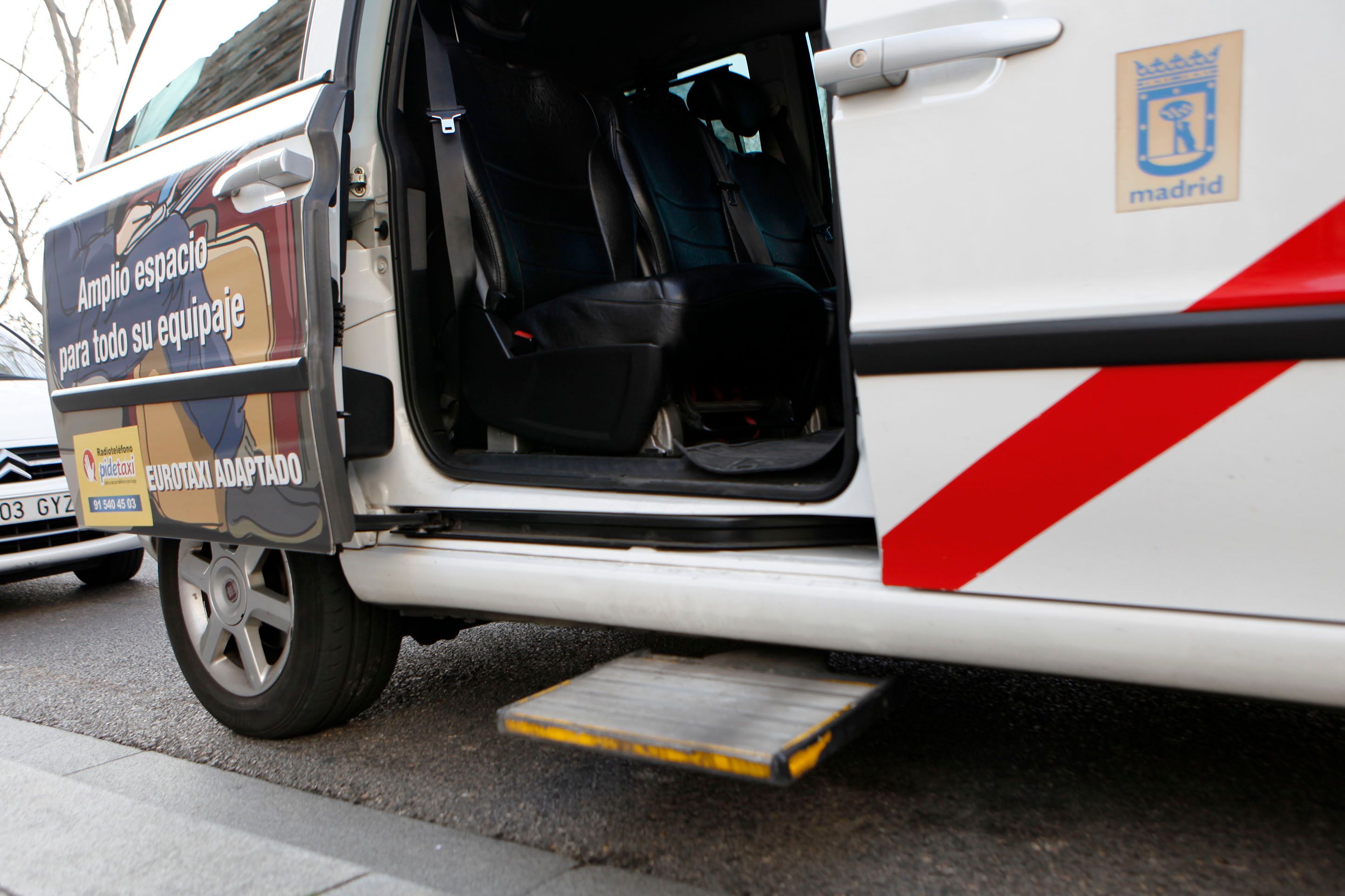 Taxi adaptado con la puerta abierta