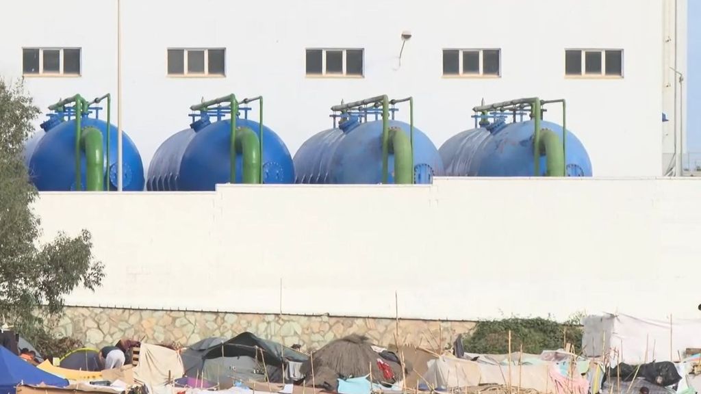 El asentamiento de cientos de migrantes junto a la desalinizadora en Ceuta provoca preocupación entre los vecinos
