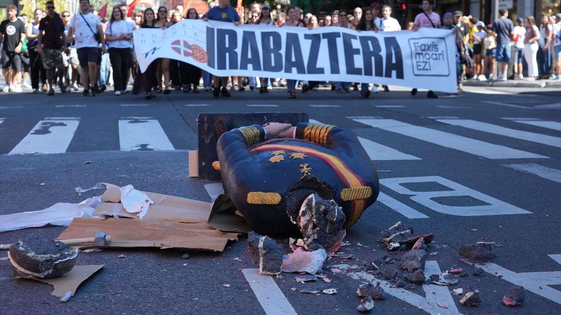 Una figura del rey Felipe VI, destrozada en San Sebastián tras unas manifestaciones contra el auge de la extrema derecha Una figura del rey Felipe VI, destrozada en San Sebastián tras unas manifestaciones contra el auge de la extrema derecha