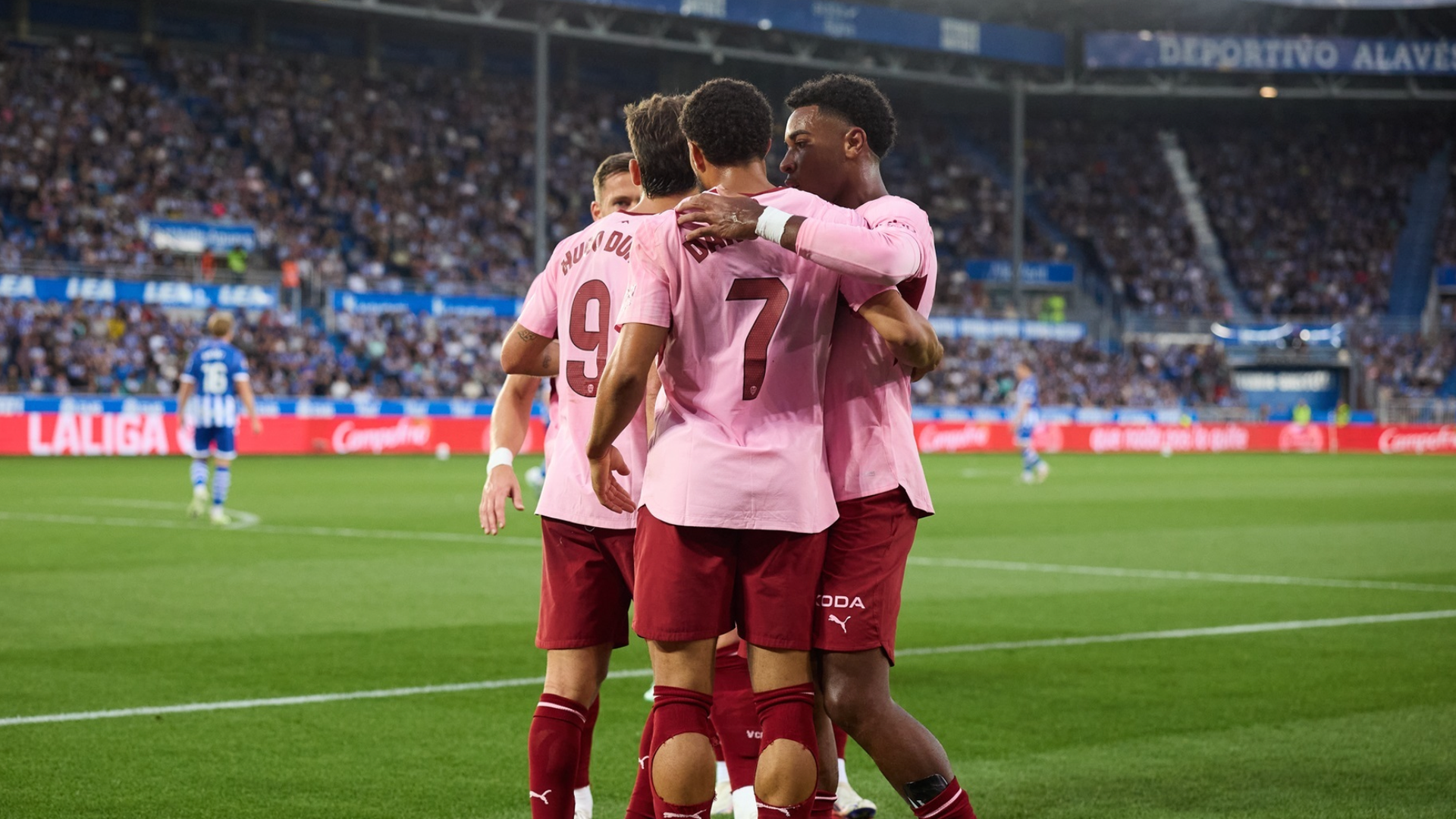 Aarón Mayol abraza a Danjuma