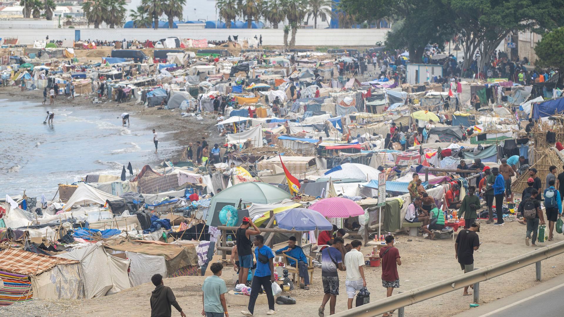 Activan un operativo en Ceuta para detectar la mano de obra ilegal tras la entrada masiva de migrantes en la ciudad autónoma