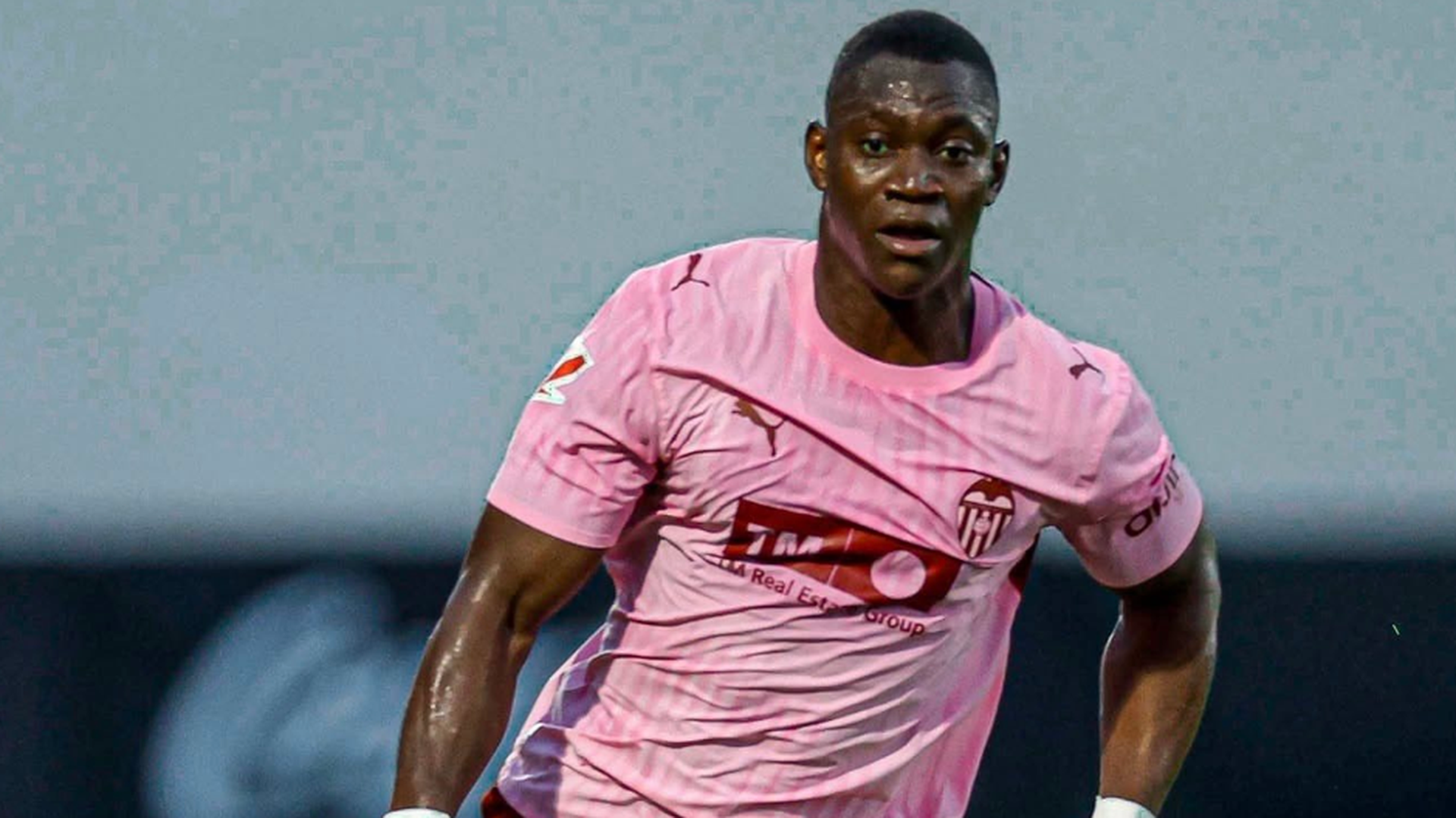 Aliou Dieng ante el Eldense de rosa
