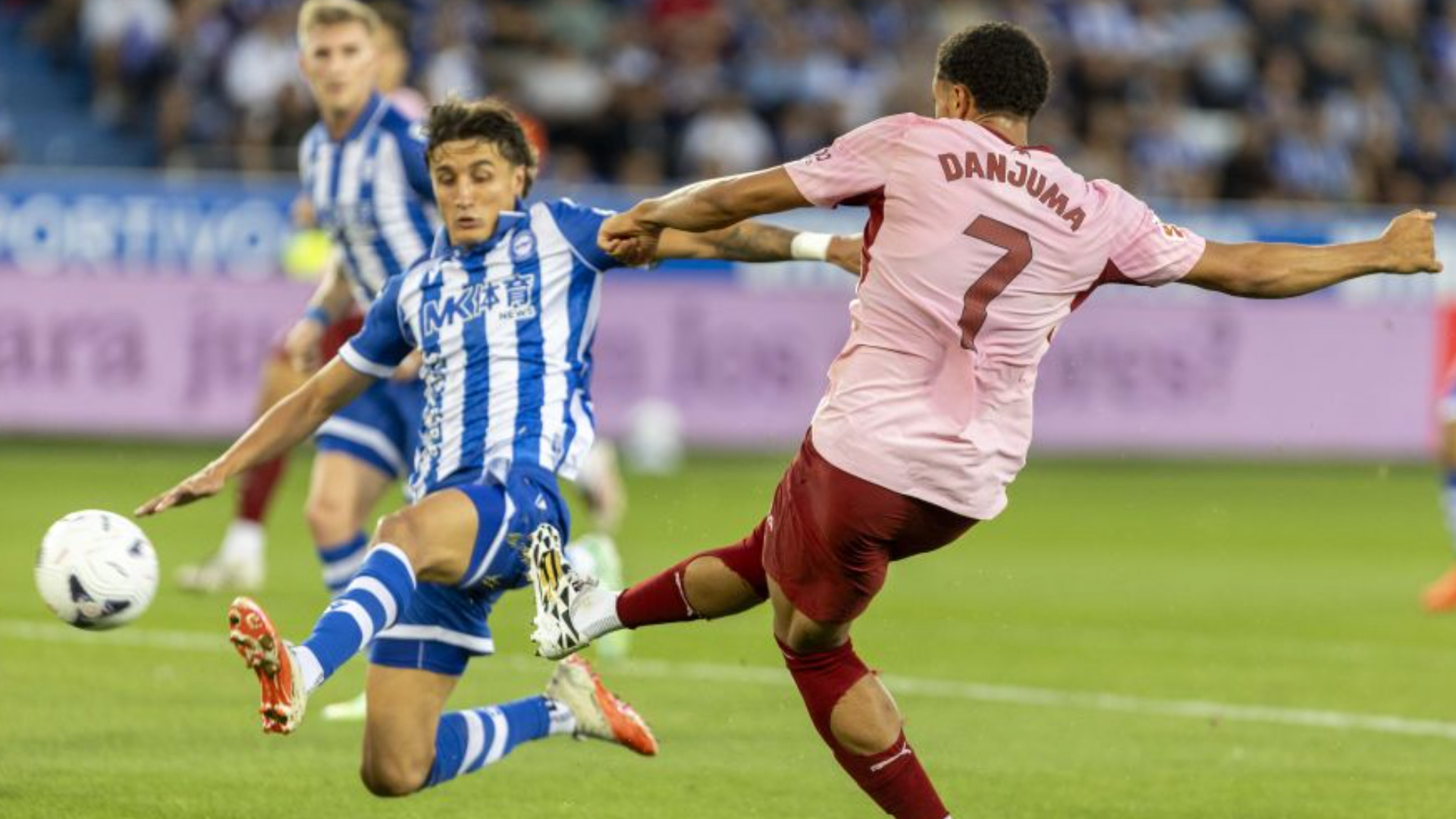 Arnaut Danjuma dispara a puerta
