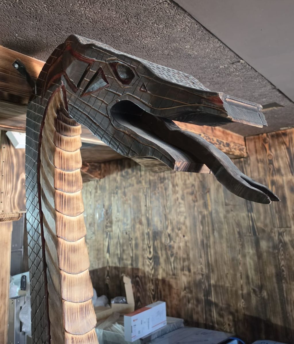 Balsa ha tallado una cabeza de serpiente a modo de proa