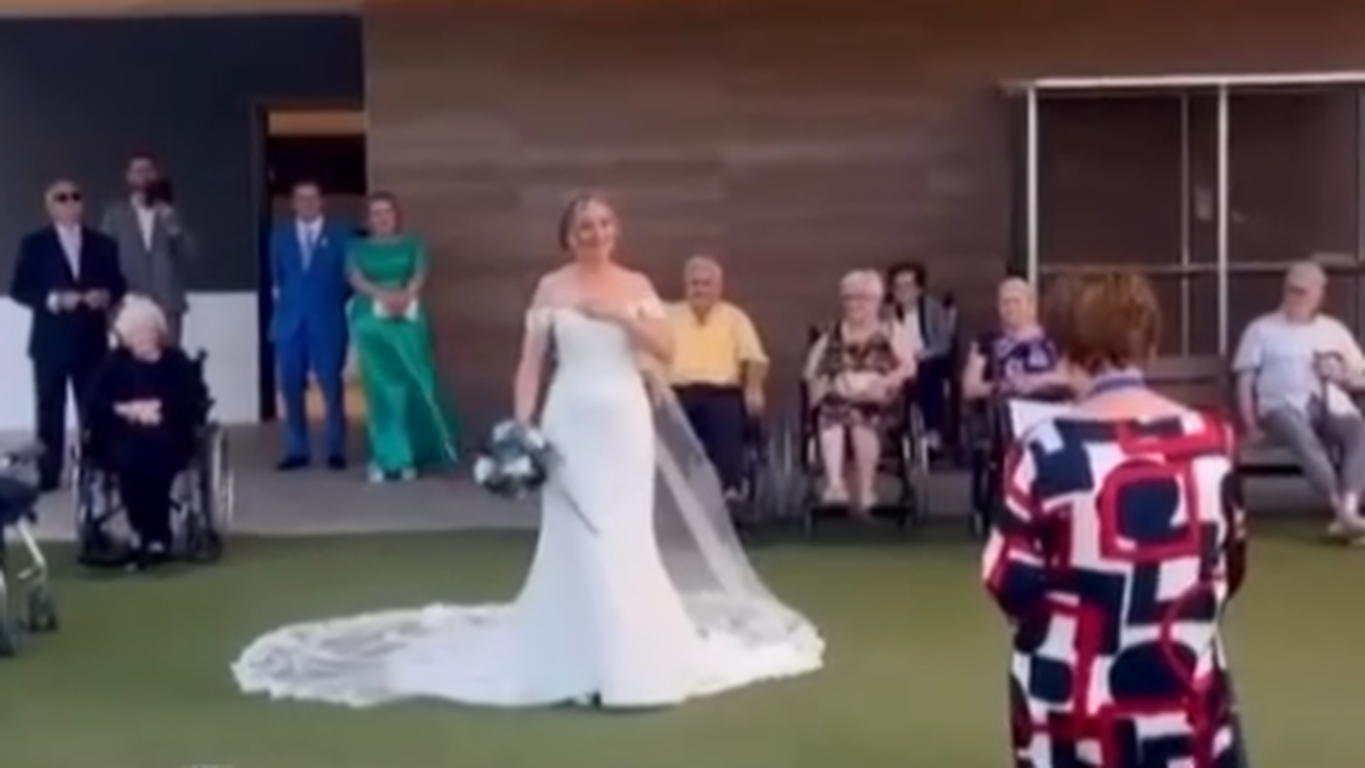 El emotivo gesto de una trabajadora social tras acudir vestida de novia a la residencia de mayores en la que trabaja antes de casarse El emotivo gesto de una trabajadora social tras acudir vestida de novia a la residencia de mayores en la que trabaja antes de casarse