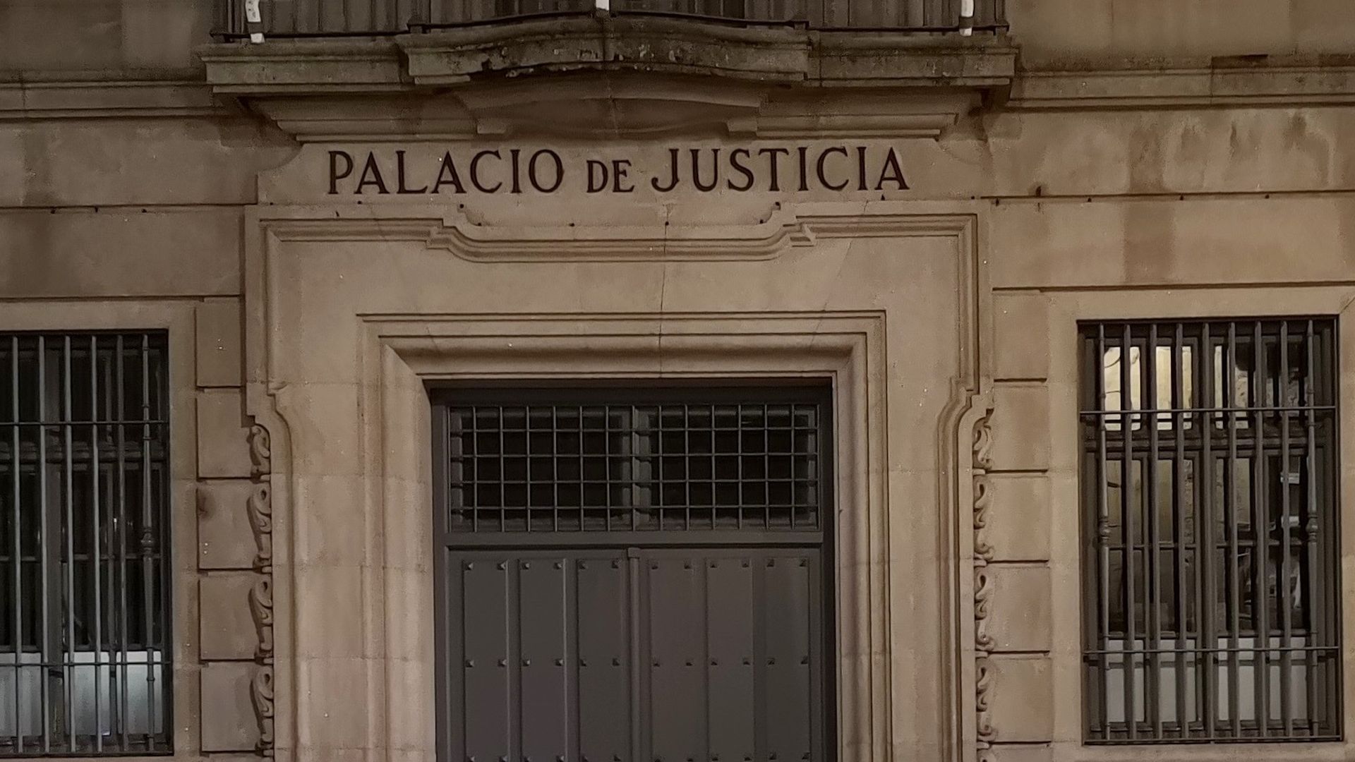 El padre que se gastó la indemnización de 400.000 euros de su hijo por la muerte de su madre lo mandaba a dormir al suelo cuando traía chicas El padre que se gastó la indemnización de 400.000 euros de su hijo por la muerte de su madre lo mandaba a dormir al suelo cuando traía chicas