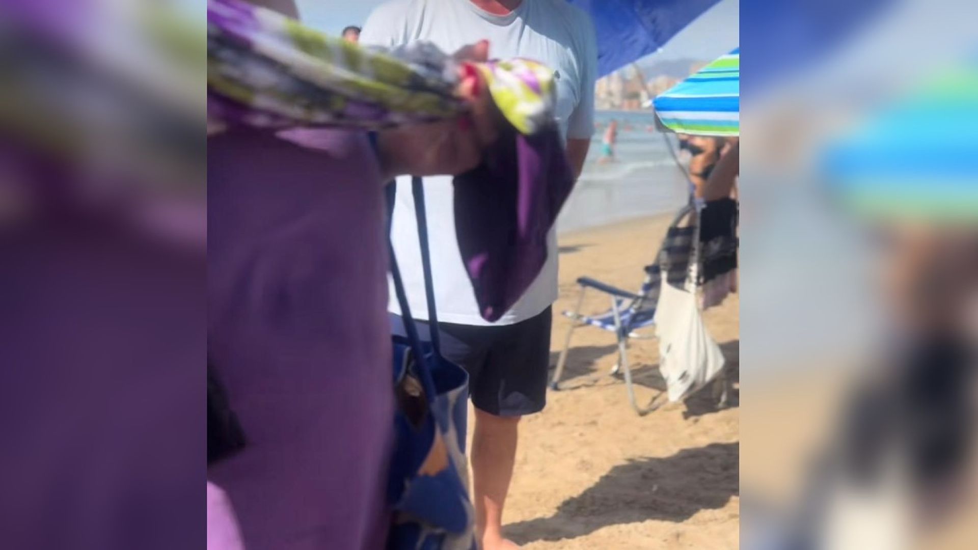 El propietario de un bazar chino pilla a la mujer que le hurtó una silla de playa en Benidorm y sube el vídeo a TikTok: "La cogió mi marido por equivocación" El propietario de un bazar chino pilla a la mujer que le hurtó una silla de playa en Benidorm y sube el vídeo a TikTok: "La cogió mi marido por equivocación"