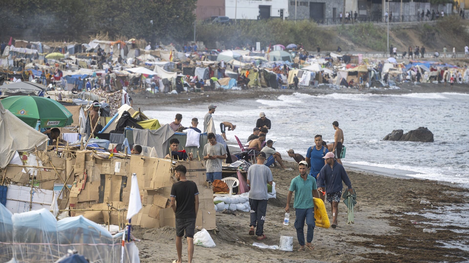 Heridos tres migrantes en una reyerta en la playa del Trampolín de Ceuta: los agresores iban armados con palos Heridos tres migrantes en una reyerta en la playa del Trampolín de Ceuta: los agresores iban armados con palos