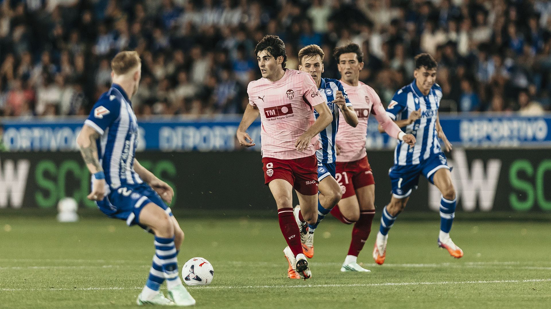 Javi Guerra ante el Alavés