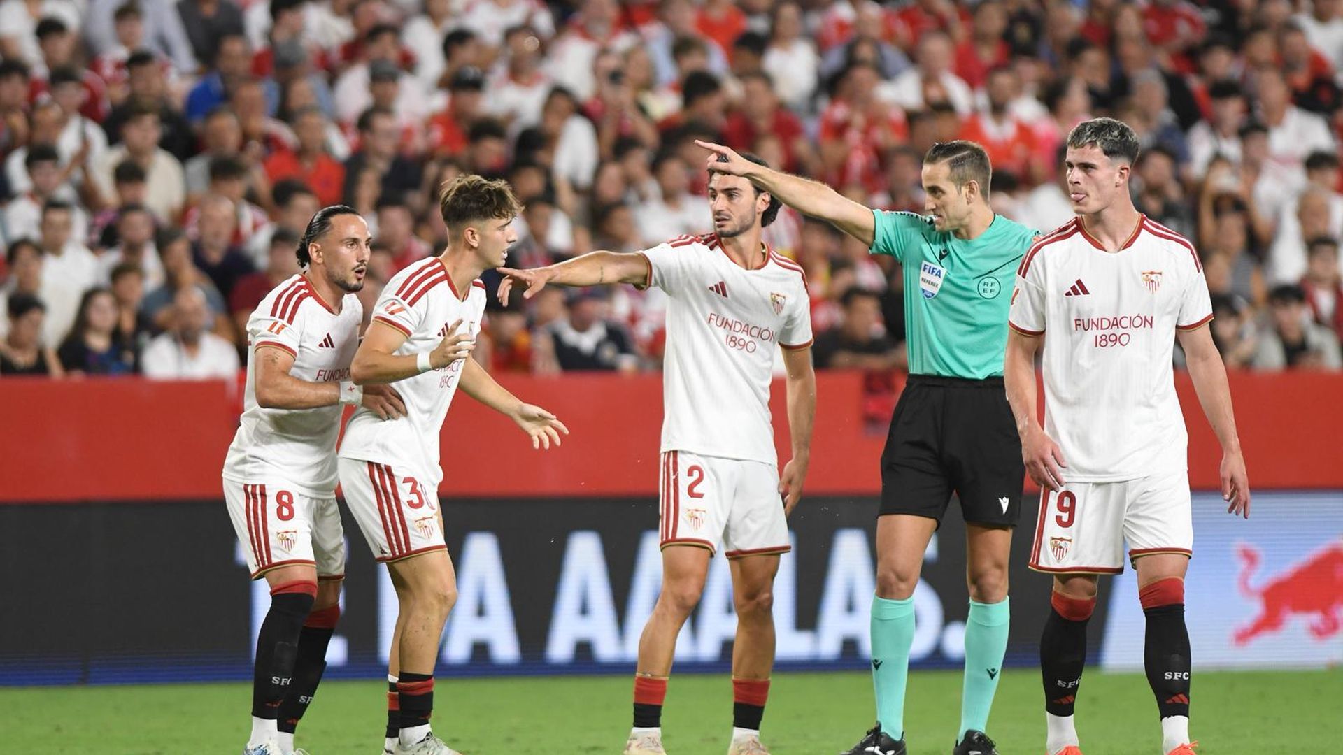 Jugadores del Sevilla protestando una acción Jugadores del Sevilla protestando una acción