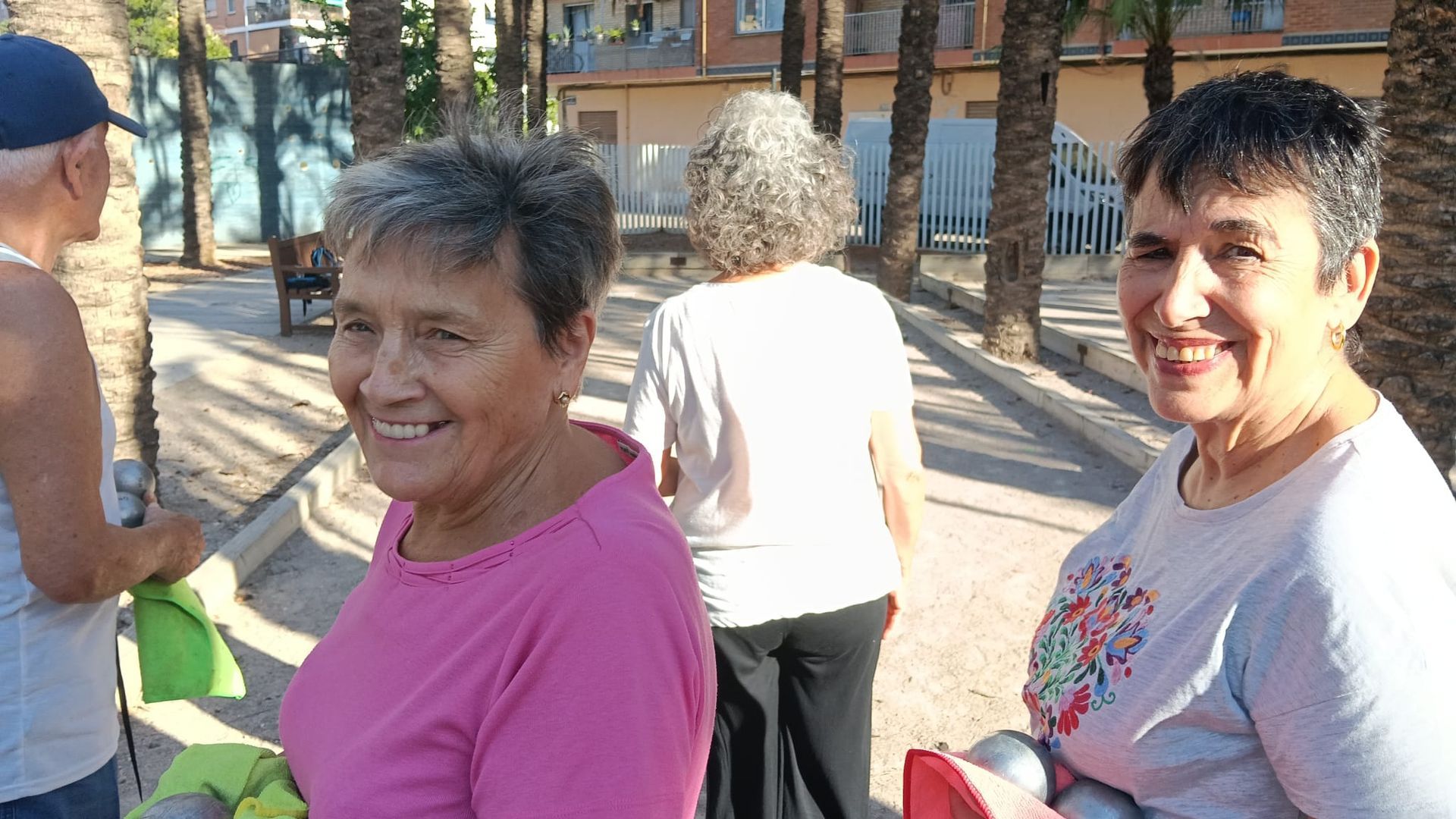 Las "reinas de la petanca" durante una de sus largas partidas Las "reinas de la petanca" durante una de sus largas partidas