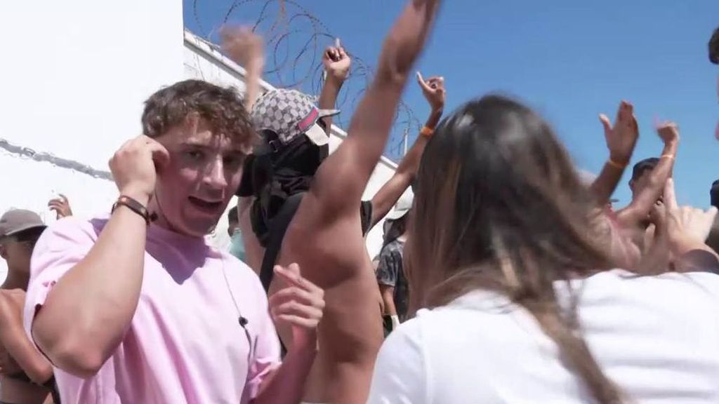 Los inmigrantes marroquíes no quieren en su campamento a Juan, ‘El justiciero de Ceuta’: “¡Fuera, fuera!”