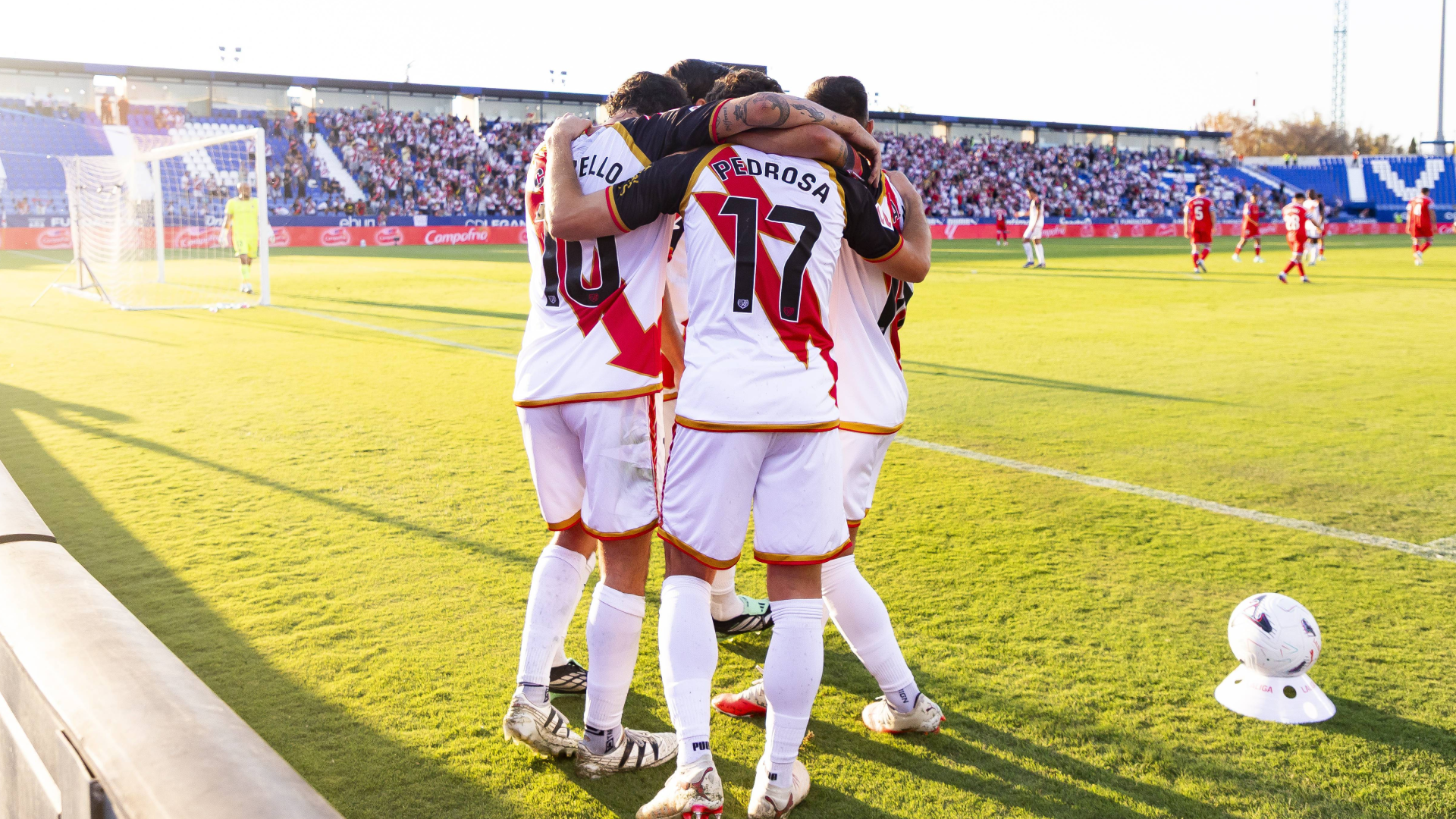 Los jugadores del Rayo Vallecano celebran un gol ante el Espanyol en Butarque Los jugadores del Rayo Vallecano celebran un gol ante el Espanyol en Butarque