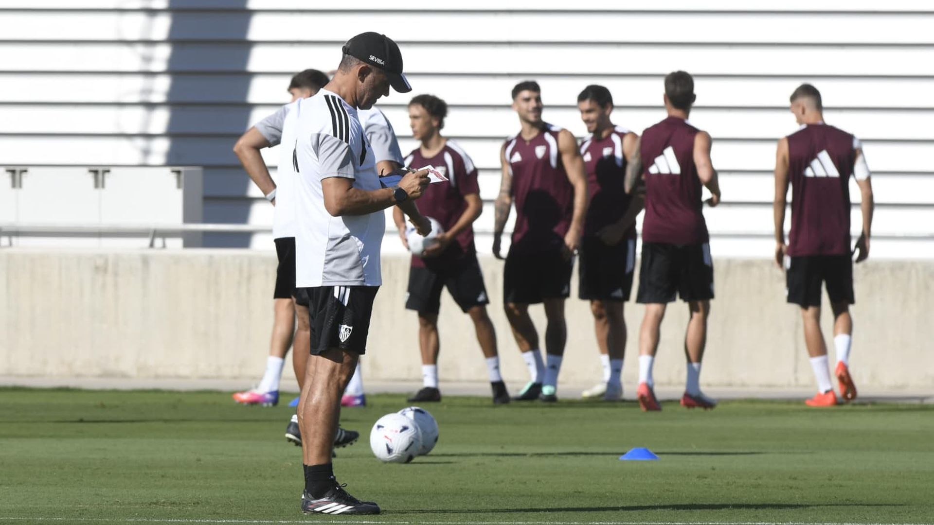 Luis García Plaza, en el entrenamiento del Sevilla de este lunes Luis García Plaza, en el entrenamiento del Sevilla de este lunes